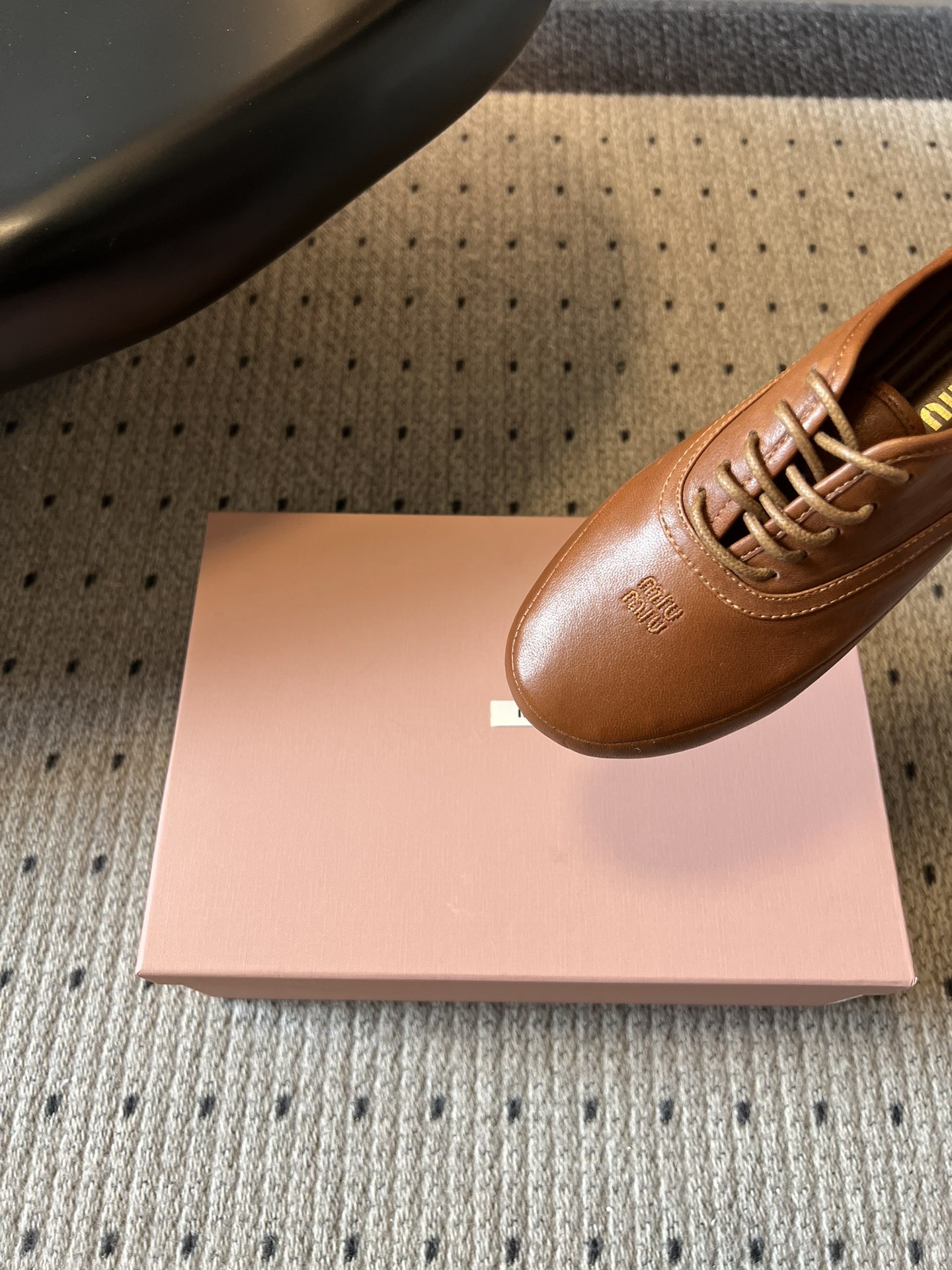 Miu Mi* 26ss 早春新款复古系带皮鞋甄选细腻头层牛皮，触感柔软细腻，越穿越有专属质感，经典牛津