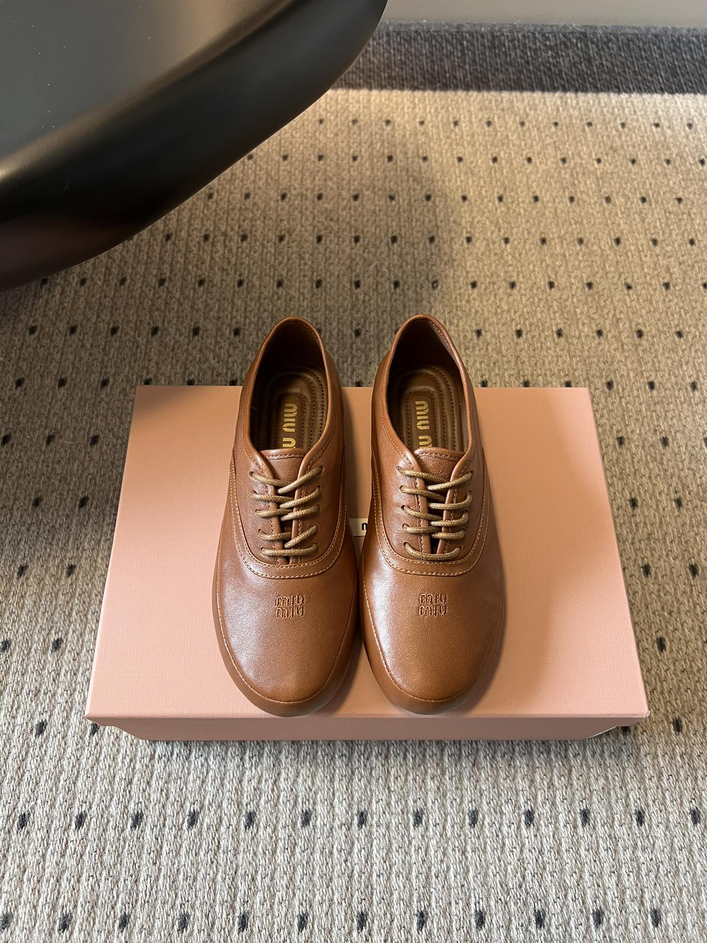 Miu Mi* 26ss 早春新款复古系带皮鞋甄选细腻头层牛皮，触感柔软细腻，越穿越有专属质感，经典牛津