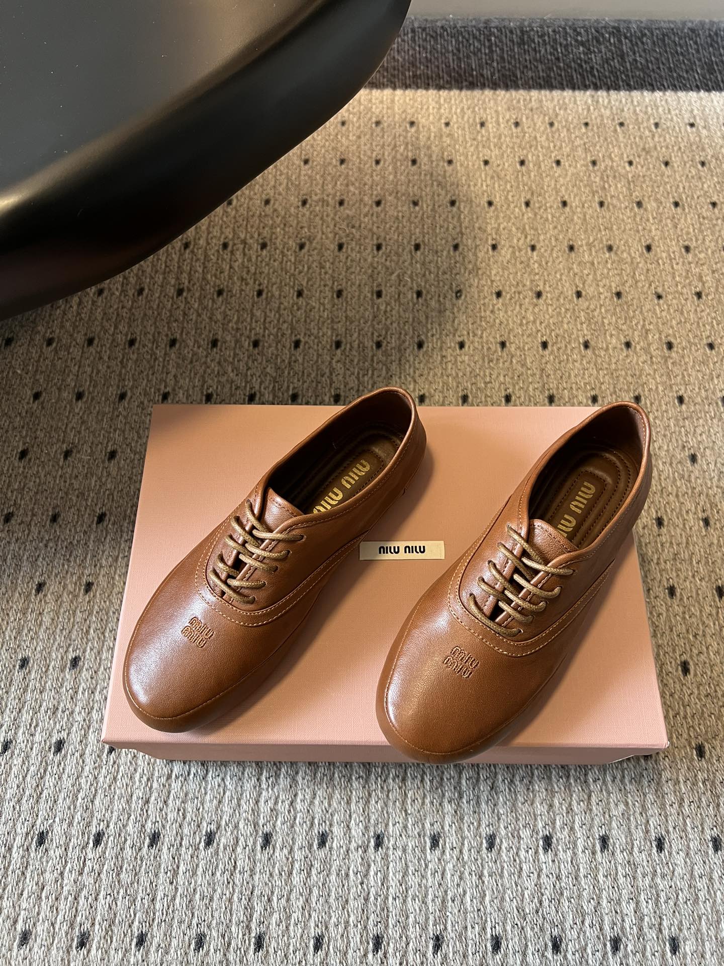 Miu Mi* 26ss 早春新款复古系带皮鞋甄选细腻头层牛皮，触感柔软细腻，越穿越有专属质感，经典牛津