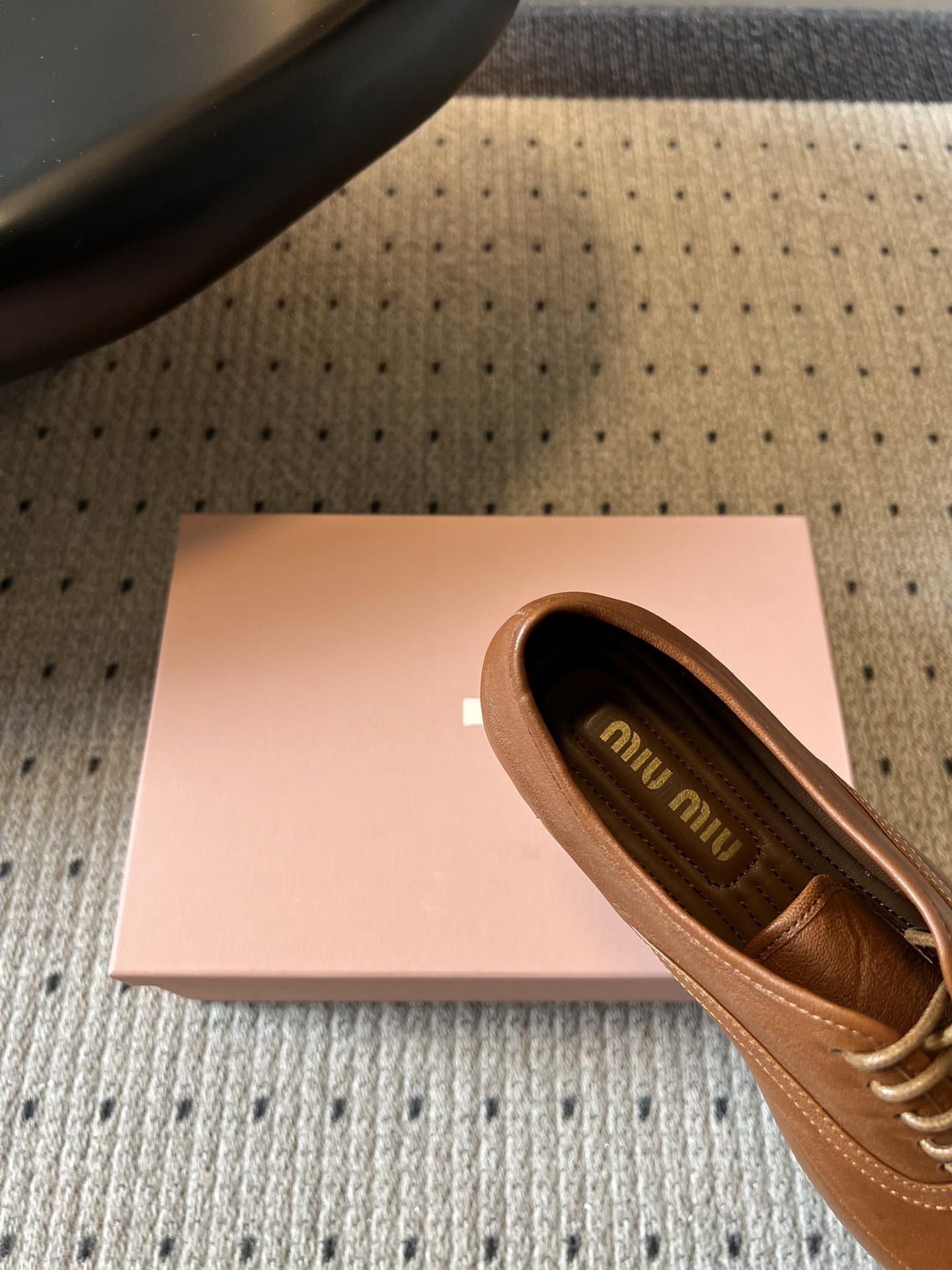 Miu Mi* 26ss 早春新款复古系带皮鞋甄选细腻头层牛皮，触感柔软细腻，越穿越有专属质感，经典牛津