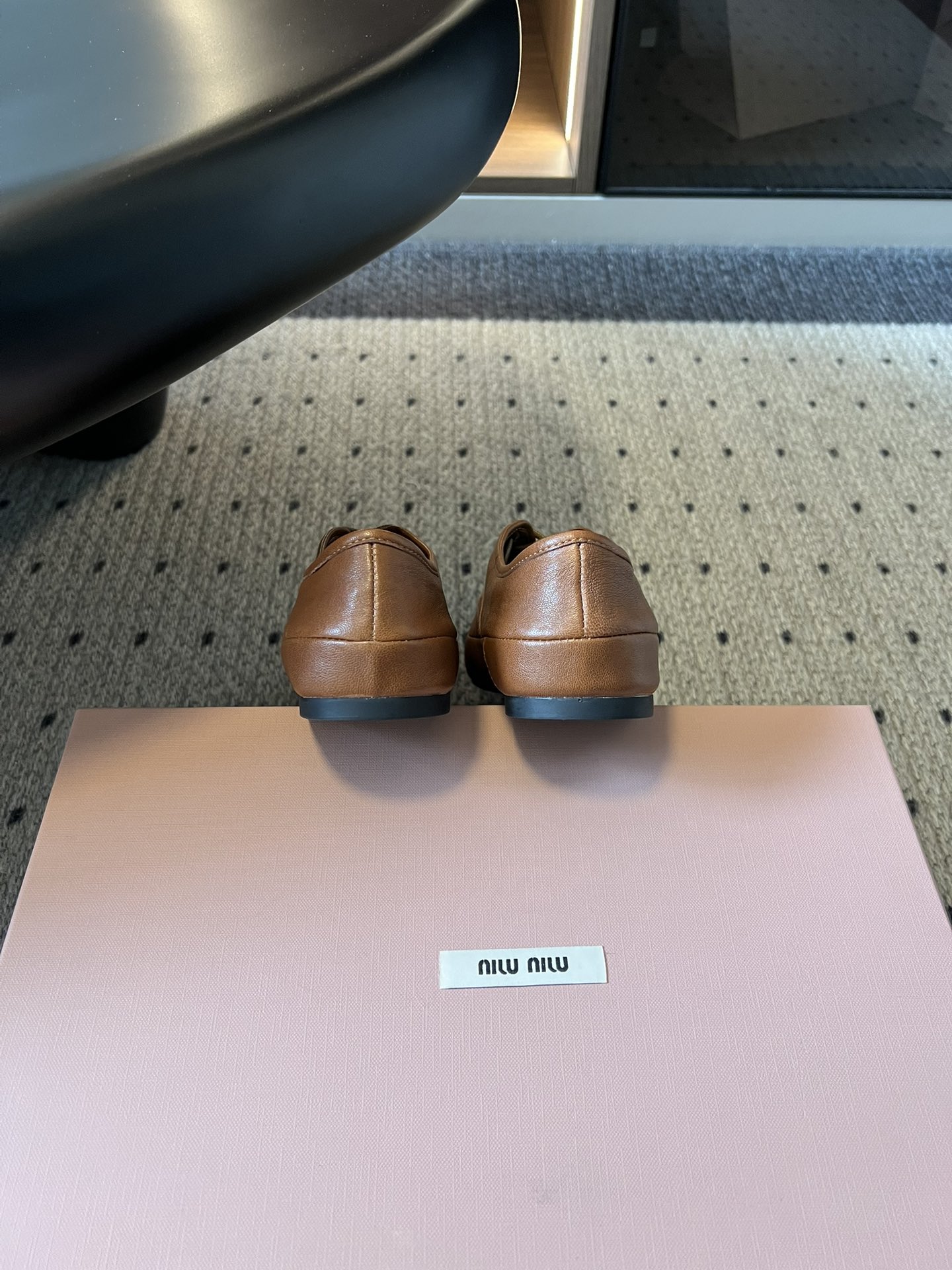 Miu Mi* 26ss 早春新款复古系带皮鞋甄选细腻头层牛皮，触感柔软细腻，越穿越有专属质感，经典牛津