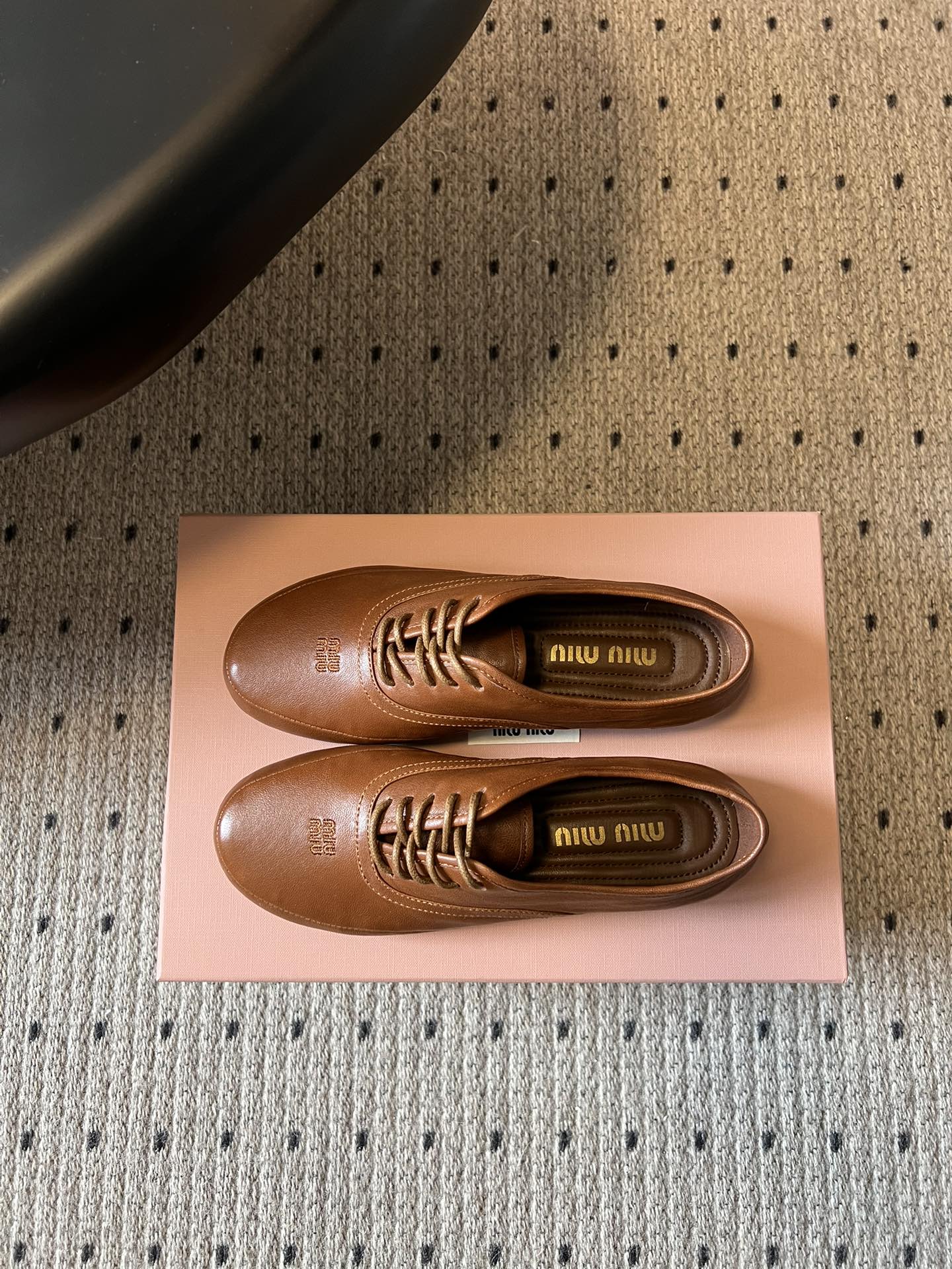Miu Mi* 26ss 早春新款复古系带皮鞋甄选细腻头层牛皮，触感柔软细腻，越穿越有专属质感，经典牛津