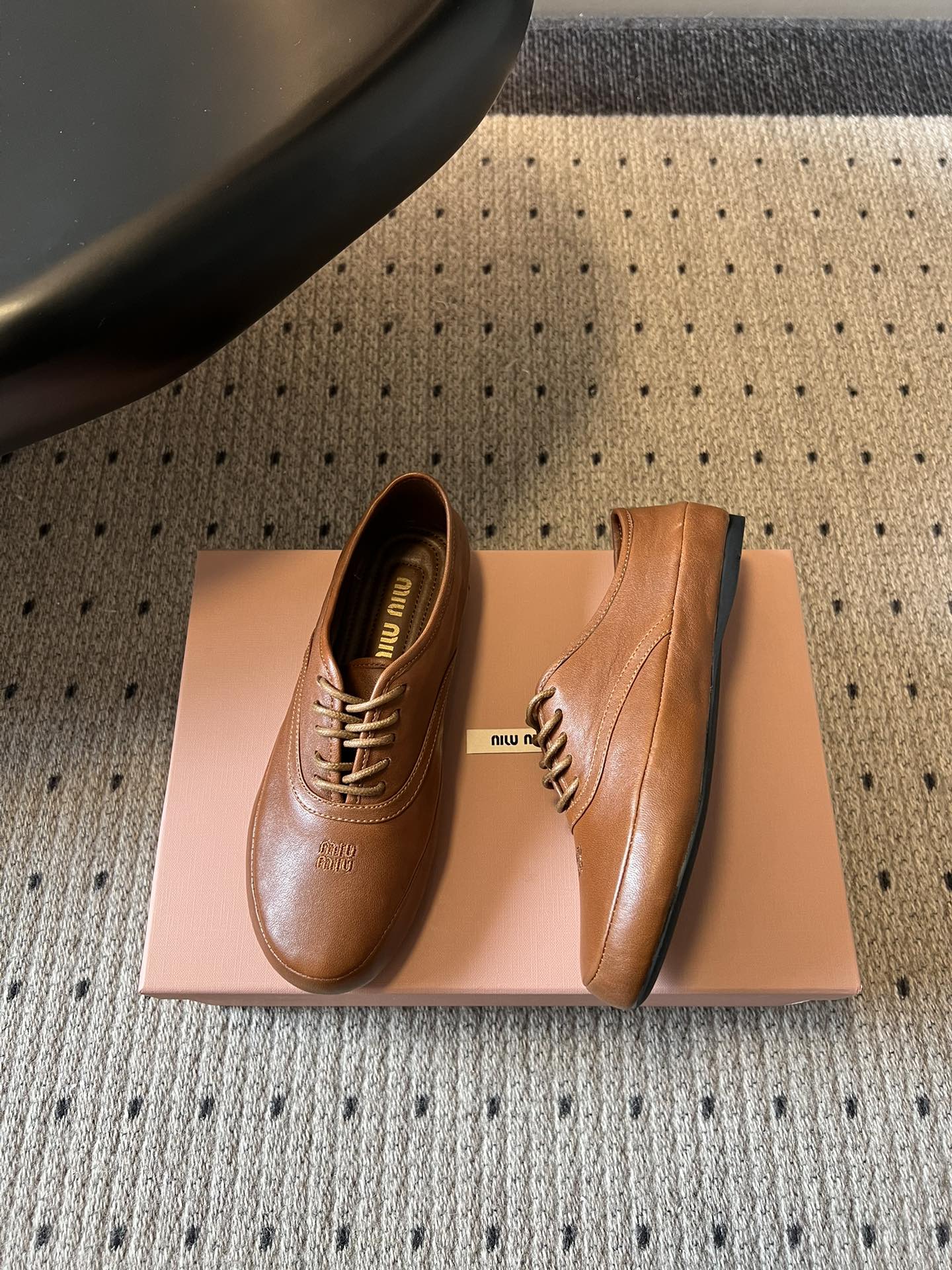 Miu Mi* 26ss 早春新款复古系带皮鞋甄选细腻头层牛皮，触感柔软细腻，越穿越有专属质感，经典牛津