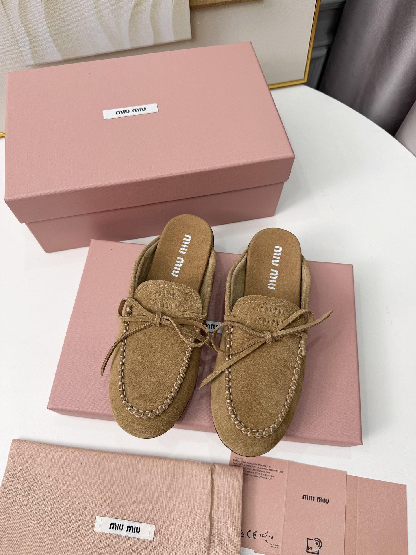 NO:789218,miu mi's 26th early spring catwalk new style ♀color-grabbed retro loafers are hotly available, and they are a must-have item for year-round wear. The uppers are made of custom-made retro color-grabbed first-layer cowhide with retro distressed color-grabbing technology, which makes the whole pair of shoes appear casual and free. The uppers are designed with simple lace-up bows, and the whole pair of shoes becomes smart in an instant. The lazy one-step design makes it convenient and fast to go out with a casual concave shape.  Exclusive molded rubber outsole, soft, lightweight, non-slip and wear-resistant, code number 35 to 40 (custom-made 41 non-refundable), semi-trailer, miumiu, loafers, cowhide19860909miu mi 26年早春走秀新款♀擦色复古乐福鞋火爆来袭,常年穿搭必备单品 鞋面采用定制复古擦色头层牛皮上复古的做旧擦色工艺,使整双鞋都透露着随性和洒脱,鞋面采用简约系带蝴蝶结设计,一瞬间整双鞋灵动了起来懒人一脚蹬设计,出门方便快捷随意凹造型 独家开模橡胶大底,柔软轻便还防滑耐磨 码数35一40（41定做不退换）,半拖,miumiu,loafers,cowhide,Women's Shoes