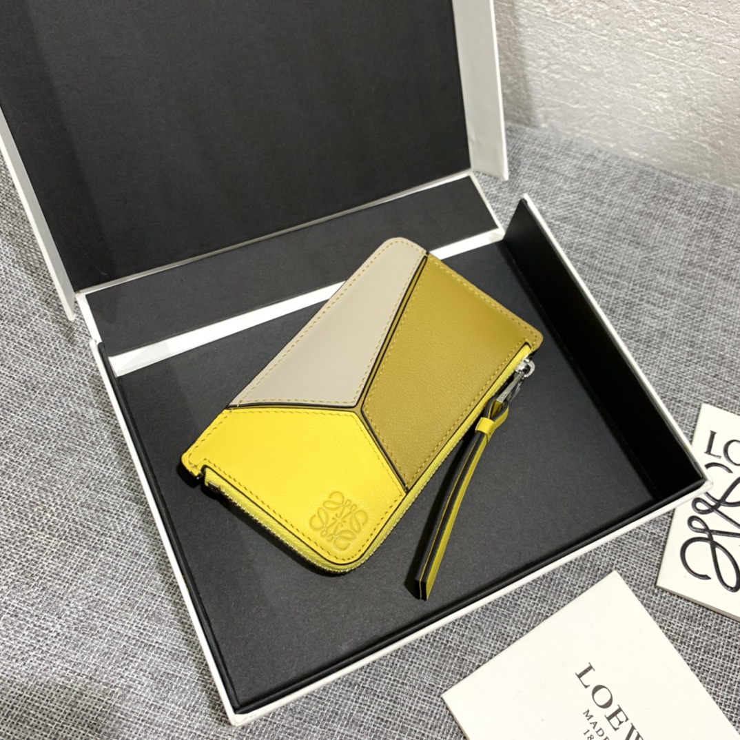 NO:763690,The uzzle coin cardholder spliced ​​zipper small card holder is made of soft calfskin multi-color splicing. It can insert cards and change, exquisite and fashionable. Style number 3722, size 13*7, Loewe wallet, loewe, wallets, cowhide19860909uzzle coin cardholder拼接拉链小卡包 选用质感柔软的小牛皮多色拼接,可插卡可放零钱,精致、时尚.款号3722,尺寸13*7,罗意威钱包,loewe,wallets,cowhide,欧美剧
