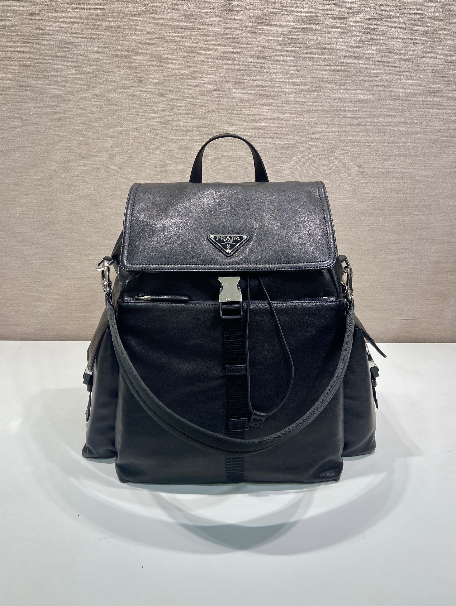 NO:853440,Batch New Backpack 2VZ118 Lambskin This Explore handbag perfectly combines elegance and functionality, with a multi-pocket silhouette with soft lines. Designed for urban exploration and outdoor adventures, the style is equipped with a detachable handle and can be carried on the shoulder. The combination of imported calf leather reflects the duality of the design, blending technical details and sophistication. Flap and side opening buckle system bag design, three external pockets with zippers and flap side opening buckle system, back pocket with magnetic closure  The interior is equipped with zipper pockets and patch pockets, with large capacity. It is also a popular style that will never go out of style. Hurry up and get it. Length 39x height 37x bottom 20cm, Prada [price based on quantity], prada, cowhide, sheepskin19860909批 新款双肩包2VZ118小羊皮 这款Explore手袋完美融合了高雅与功能性,拥有柔和线条的多口袋轮廓.专为城市探索和户外冒险而设计,款式配有可拆卸提手,可肩背.进口小牛皮革的结合体现了设计的双重性,融合了技术细节与精致,翻盖与旁开扣系统包口设计,三个外部口袋,配拉链和翻盖旁开扣系统,背面口袋,配磁扣 内部配拉链式口袋和贴袋,容量空间大,又是一款永久不过时爆款,赶紧入手吧 长39x高37x底20cm,普拉达【跑量价】,prada,cowhide,sheepskin,Bag