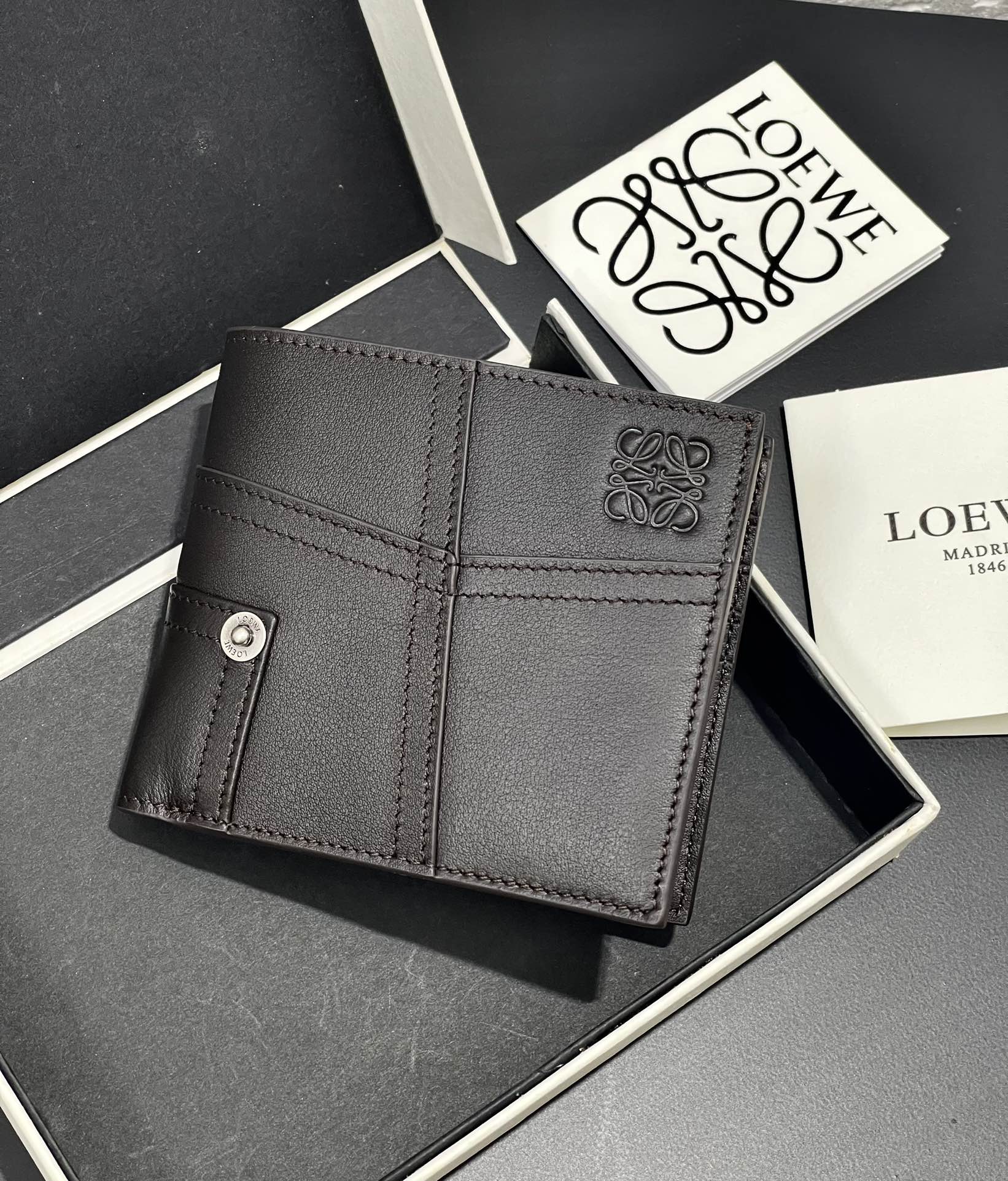 NO:763657,Men's half-fold anta wallet is made of distressed retro brown cowhide, with button elements integrated into the basic tone. Eight card slots and 2 large pockets. Model number 3831, size 1110, Loewe wallet, loewe, wallets, cowhide19860909男士对折anta 钱夹 采用做旧复古的棕色牛皮 在基础调上融入纽扣元素 八个卡位和2个大口袋 款号3831尺寸1110,罗意威钱包,loewe,wallets,cowhide,欧美剧