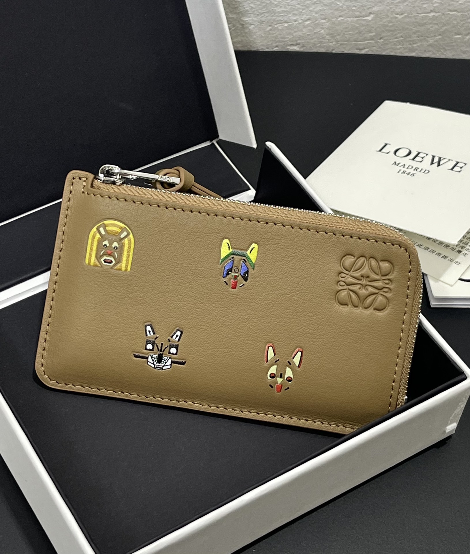 NO:763659,Limited edition LOEWE Louis Wain’s Futurist Cat co-branded zippered card holder!  The silk-screened kitten with 3D effect is decorated with letter printing on the other side. Four card slots and zipper compartment. Style size 13*7.5 (note that the pattern is silk-screened, so the color of each batch will inevitably be slightly different, please do not take photos if you mind), Loewe wallet, louis vuitton, loewe, loewe, wallets19860909限定款LOEWE Louis Wain的Futurist Cat 联名款拉链小卡包！ 饰有3D效果的丝印小猫另一面饰有字母印花. 四个卡位和拉链隔层. 款号尺寸13*7.5（注意图案是丝印的, 所以每批次的颜色不可避免有点差异, 介意者勿拍）,罗意威钱包,louis vuitton,loewe,loewe,wallets,欧美剧