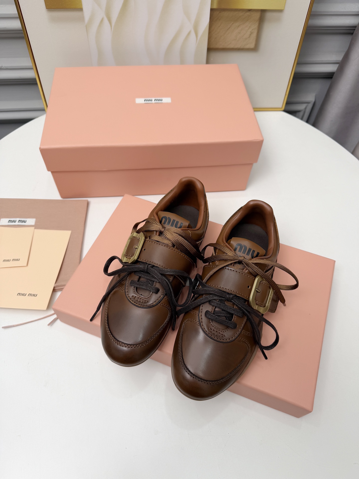 NO:789212,Miu Miu 26 Miu Miu's latest catwalk moral training, casual shoes retro craftsmanship, close-up details of this series. The trend of the new season, the concept of multi-faceted collision, conveying modern style~ Looks good no matter how you wear it, this summer's fashionable favorite. Fabric: imported cowhide, lining sheepskin, outsole, original open mold TPU rubber sole, size 35-41, casual shoes/sports shoes, miumiu, sneakers, cowhide, sheepskin19860909Miu Miu 26缪缪最新款走秀德训 休闲鞋复古工艺,这款系列的细节特写 新季的潮流此刻挚爱的概念,多元对撞,传达现代风格~ 怎么穿都好看今夏时髦精最爱 面料进口牛皮 内里羊皮 大底原版开模TPU橡胶鞋底 码数35-41,休闲鞋/运动鞋,miumiu,sneakers,cowhide,sheepskin,Women's Shoes