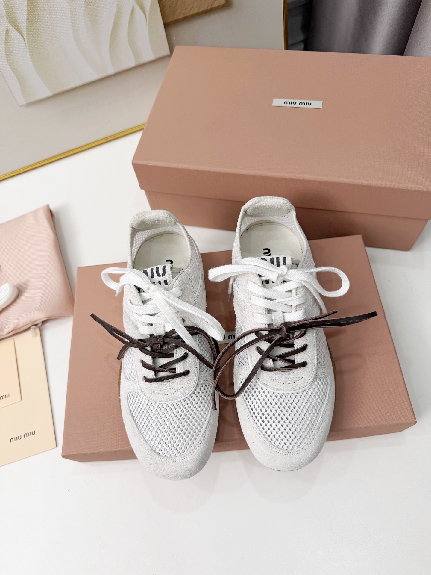 NO:789215,Miu Miu 26, Miu Miu's latest model, two-color lace-up mesh flat sole, close-up of the details of this series of casual shoes. The trend of the new season, a concept that is loved at the moment, multiple collisions, conveying modern style~ Looks good no matter how you wear it. This summer's fashionista favorite. Imported high-mercerized cow suede mesh, velvet lining, outsole, original molded TPU rubber sole  Size 35-40 (41 is custom-made and cannot be returned or exchanged), casual shoes/sports shoes, miumiu, sneakers19860909Miu Miu 26缪缪最新款走秀双色系带网面平底德训 休闲鞋这款系列的细节特写 新季的潮流此刻挚爱的概念,多元对撞,传达现代风格~ 怎么穿都好看今夏时髦精最爱 面料进口高丝光牛反绒网面 内里绒布里 大底原版开模TPU橡胶鞋底 码数35-40（41订做不退不换）,休闲鞋/运动鞋,miumiu,sneakers,Women's Shoes