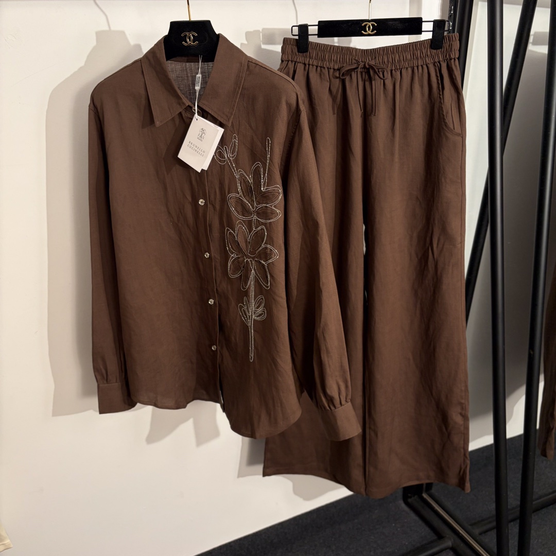 NO:781230,Model No. 20260523 Brunello Cucinell*BC new home style linen casual suit, leaf patch bead chain decorated flower long-sleeved shirt + elastic high-waisted wide-leg trousers, white, dark blue, light blue, pink, brown, purple, gray, apricot, S M  L, [M size shoulder width 43, chest 112, sleeve length 61, length 72; waist 68 elastic, length 109; weight 0.720kg], women's clothing, brunello cucinelli,19860909款号20260523 Brunello Cucinell*BC新款家居风亚麻休闲套装,叶子贴布珠链装饰花朵长袖衬衣+松紧高腰阔腿长裤,白色,深蓝色,浅蓝色,粉色,咖色,紫红色,灰色,杏色,S M L,【M码肩宽43,胸围112,袖长61,长72；腰围68弹力,长109；重量0.720kg】,女装,brunello cucinelli,,Women's clothing