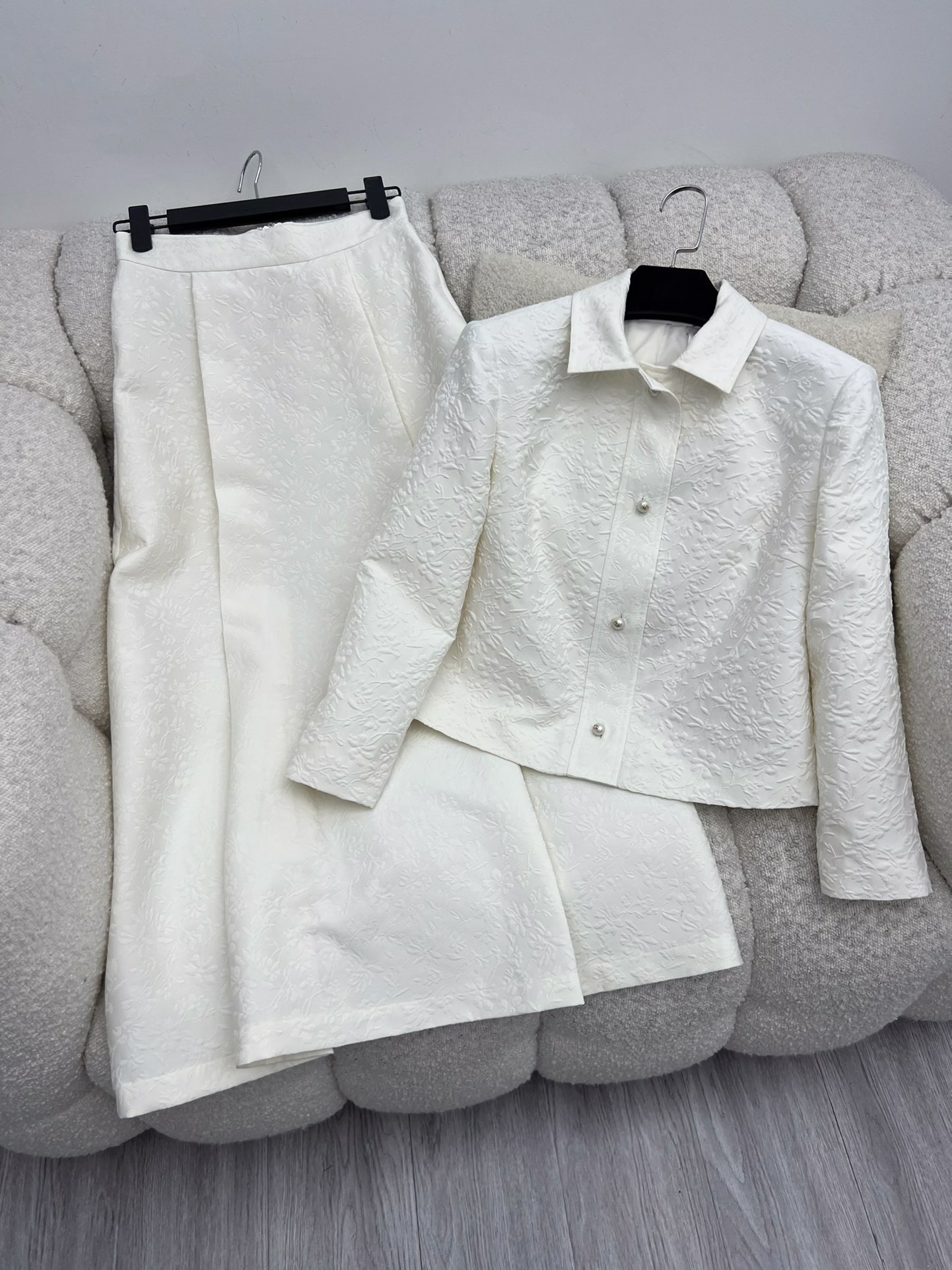 𝐃𝐫*提花西服套装裙套装饰以立体提花图案。采用米白色密织科技面料精心制作，短款常规版型，突显普罗旺斯风格