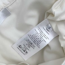 𝐃𝐫*提花西服套装裙套装饰以立体提花图案。采用米白色密织科技面料精心制作,短款常规版型,突显普罗旺斯风格 𝐃𝐫*提花西服套装裙套装饰以立体提花图案。采用米白色密织科技面料精心制作,短款常规版型,突显普罗旺斯风格