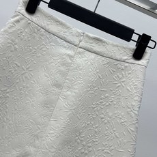𝐃𝐫*提花西服套装裙套装饰以立体提花图案。采用米白色密织科技面料精心制作,短款常规版型,突显普罗旺斯风格 𝐃𝐫*提花西服套装裙套装饰以立体提花图案。采用米白色密织科技面料精心制作,短款常规版型,突显普罗旺斯风格