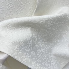 𝐃𝐫*提花西服套装裙套装饰以立体提花图案。采用米白色密织科技面料精心制作,短款常规版型,突显普罗旺斯风格 𝐃𝐫*提花西服套装裙套装饰以立体提花图案。采用米白色密织科技面料精心制作,短款常规版型,突显普罗旺斯风格