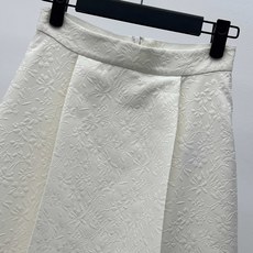 𝐃𝐫*提花西服套装裙套装饰以立体提花图案。采用米白色密织科技面料精心制作,短款常规版型,突显普罗旺斯风格 𝐃𝐫*提花西服套装裙套装饰以立体提花图案。采用米白色密织科技面料精心制作,短款常规版型,突显普罗旺斯风格