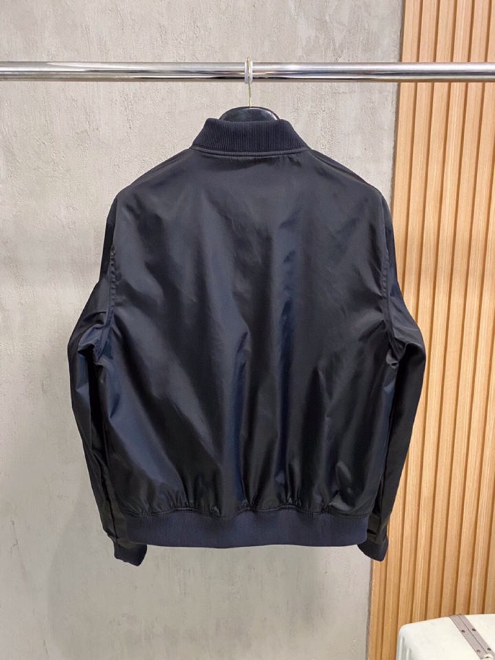 Prada 普拉达飞行棒球领夹克，早春款，再生尼龙面料，轻巧设计，日常穿着个性有型。\n\n贸易公司跟单