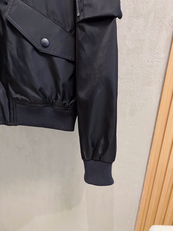 Prada 普拉达飞行棒球领夹克，早春款，再生尼龙面料，轻巧设计，日常穿着个性有型。\n\n贸易公司跟单