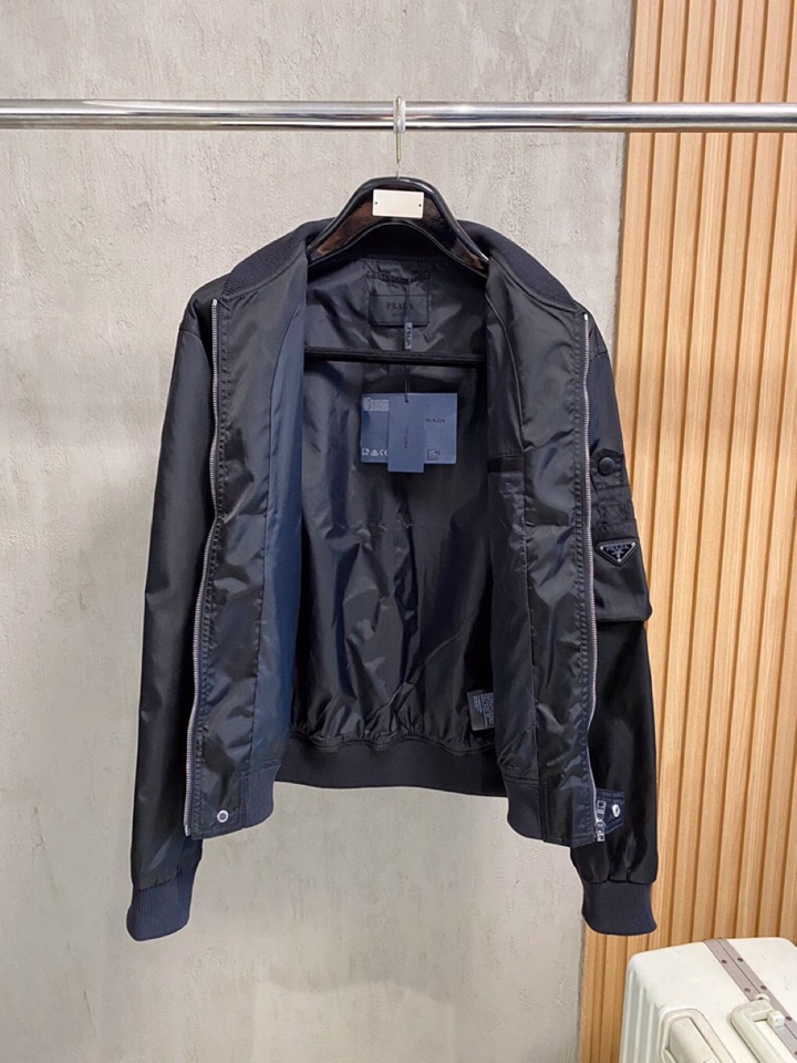 Prada 普拉达飞行棒球领夹克，早春款，再生尼龙面料，轻巧设计，日常穿着个性有型。\n\n贸易公司跟单