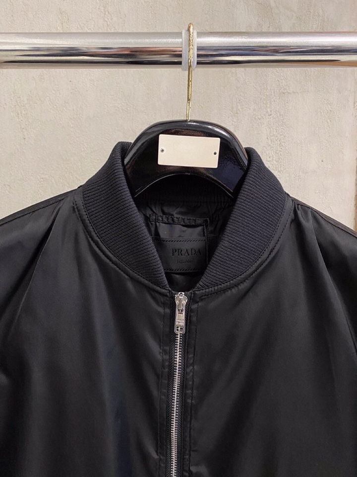 Prada 普拉达飞行棒球领夹克，早春款，再生尼龙面料，轻巧设计，日常穿着个性有型。\n\n贸易公司跟单