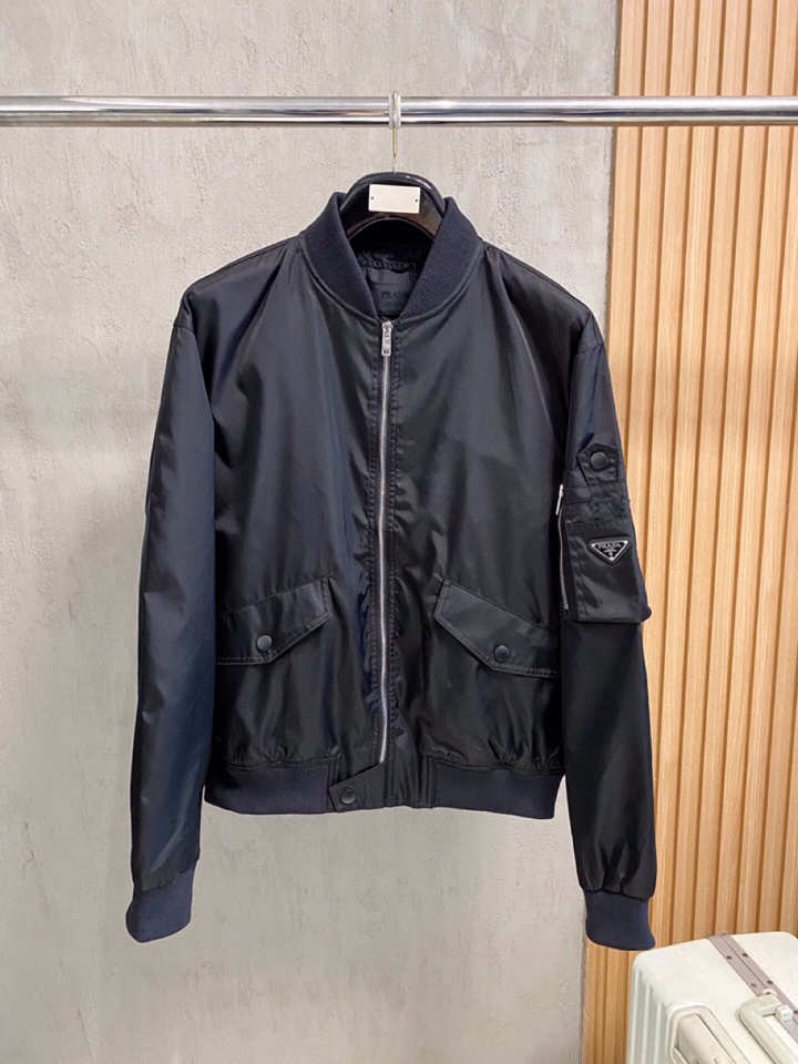 Prada 普拉达飞行棒球领夹克，早春款，再生尼龙面料，轻巧设计，日常穿着个性有型。\n\n贸易公司跟单