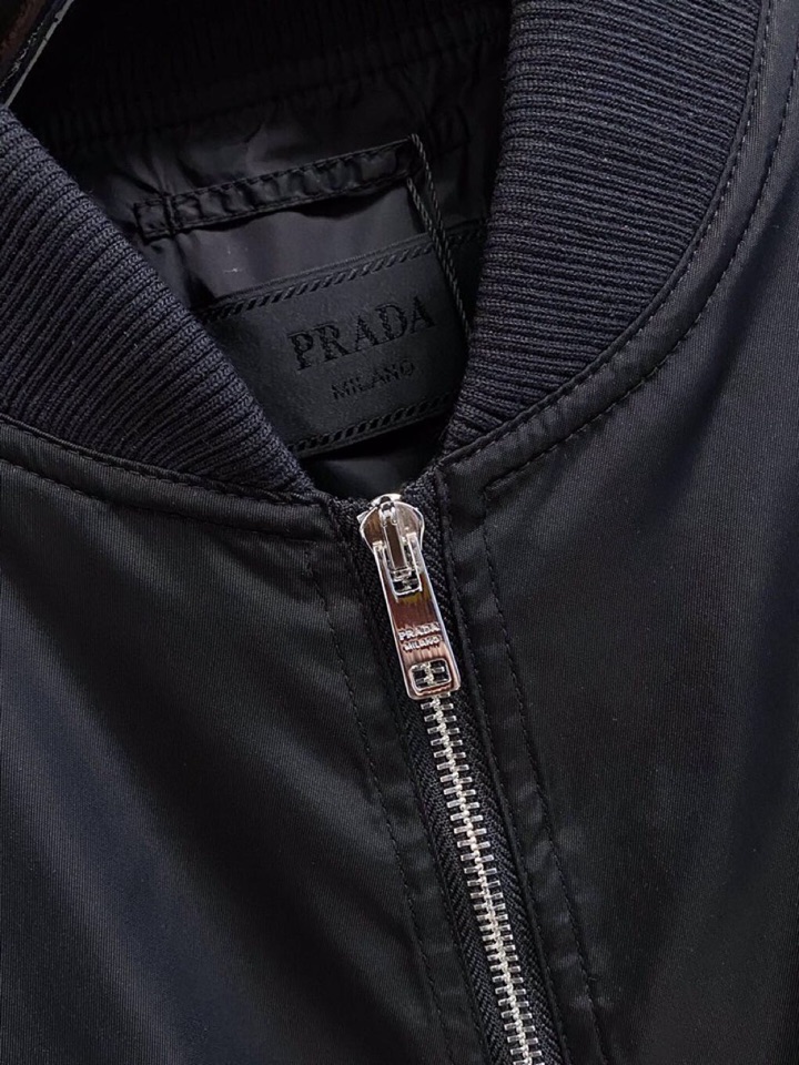 Prada 普拉达飞行棒球领夹克，早春款，再生尼龙面料，轻巧设计，日常穿着个性有型。\n\n贸易公司跟单