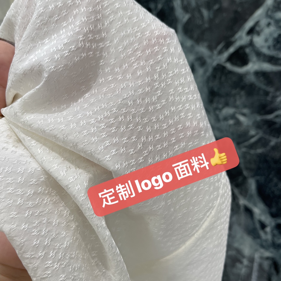 小香 26春夏新款 暗纹飘带衬衫 领口飘带可系蝴蝶结或自然垂下 法式优雅氛围感满分 舒适又精致 日常都能