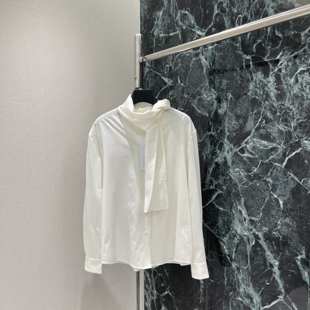 NO:778505,The highest version on the market, the girl inspects the goods, trims the three marks on the threads, and delivers the goods. You can post pictures and take videos. If you want quality and service, please add me on WeChat. We will not accept urgent orders. Xiaoxiang 26 spring and summer new style dark pattern ribbon shirt. The ribbon at the neck can be tied with a bow or hang naturally. Full French elegant atmosphere. Comfortable and refined. Can be easily controlled in daily life. The milky white is gentle and versatile, and it is great to wear alone or inside.  It is a must-have classic item in your wardrobe! Available in one color, SML, Chanel-clothing, chanel, shirts,19860909市面最高版本小妹验货、修剪线头上三标、发货可发图及拍视频,要品质要服务的加我微信,不接急单. 小香 26春夏新款 暗纹飘带衬衫 领口飘带可系蝴蝶结或自然垂下 法式优雅氛围感满分 舒适又精致 日常都能轻松驾驭 奶白色温柔百搭单穿或内搭都很出彩 是衣橱必备经典单品!一个色现货SML,香奈儿-服装,chanel,shirts,,Women's clothing