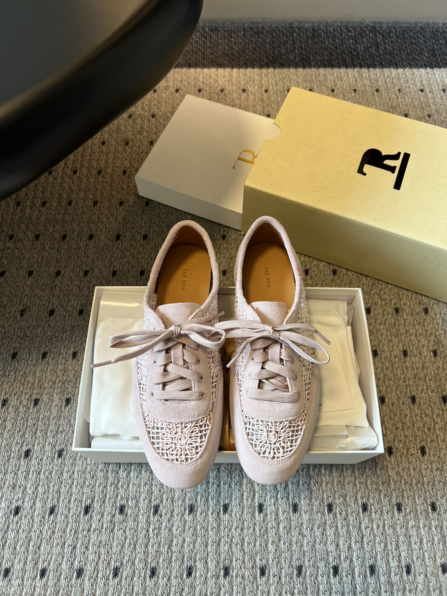 NO:789676,Purchasing agent, Dongguan-made high-quality The Ro*26ss new hollow-carved moral training shoes in early spring. Wear French laziness on your feet. The retro moral training shoes are matched with exquisite hollow carvings and the gentle texture of suede. You will feel full of relaxation when you step on them. The milky white is clean, the pink is gentle, and the caramel is retro. Each pair is like a spring romance tailor-made for you. The feet are small and the legs are straight, and you can easily achieve a sense of luxury.  It is soft and elastic on the feet and does not tire the feet. It does not hurt after walking all day long. It is versatile in three colors and looks good with jeans and dresses. Even lazy people can wear it casually when going out and feel relaxed. Imported suede upper, mixed sheepskin lining, original open-molded outsole, size 35-40 (customized size 40 is non-returnable), casual shoes/sports shoes, sneakers, skirts, jeans, sheepskin, chamois leather19860909代购级 莞产高品质 The Ro*26ss早春新款镂空雕花德训鞋 把法式慵懒穿在脚上,复古德训鞋型,搭配精致镂空雕花,麂皮的温柔质感,踩上就是满满的松弛感 奶白干净、粉色温柔、焦糖复古.每一双都像为你量身定制的春日浪漫,上脚显脚小、显腿直,轻松拿捏高级感. 上脚软弹不累脚,暴走一天都不疼,三色百搭,配牛仔裤、连衣裙都好看,懒人出门随便一套,都能穿出松弛感. 鞋面进口反牛绒 内里混种羊皮 大底原版开模大底 size35-40码（40码定制不退换）,休闲鞋/运动鞋,sneakers,skirts,jeans,sheepskin,chamois leather,Women's Shoes