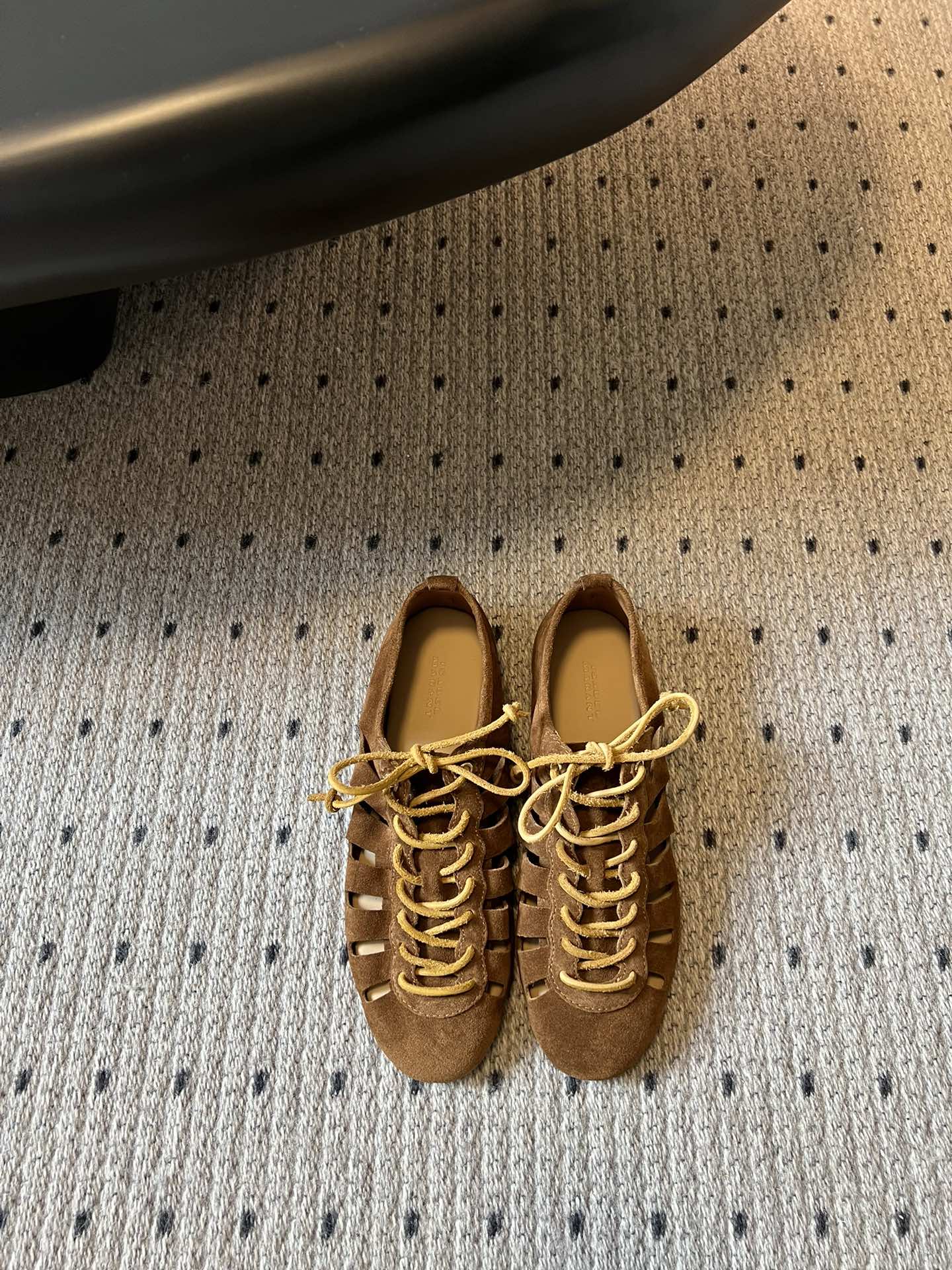 NO:783770,Isabel Maran*26ss retro hollowed-out Roman sandals. Suede hollowed-out strapped Roman sandals have a sense of relaxation engraved in the bones. They are hand-cut and hollowed out, breathable and not stuffy to the feet. They can keep you fresh throughout the spring and summer. The delicate suede surface has a retro charm as you wear it. The round-toe soft sole design makes the upper feet soft and elastic without grinding the feet. You will not feel tired after walking all day.  Four colors: off-white/caramel/khaki/navy blue, a pair of shoes suitable for all styles, easy to combine French retro style with daily commuting. Cow suede upper, cowhide lining, genuine leather outsole, size 35-40 (customized size 40 is non-refundable) 120, sandals, sandals, cowhide, chamois leather, Leather soles19860909Isabel Maran*26ss复古镂空罗马凉鞋 麂皮镂空绑带罗马凉鞋,是刻在骨子里的松弛感,手工镂空剪裁,透气不闷脚,承包整个春夏的清爽 细腻麂皮绒面,越穿越有复古韵味,圆头软底设计,上脚软弹不磨脚,暴走一天都不累. 米白/焦糖/卡其/藏青四色,适配所有穿搭风格一双鞋,轻松拿捏法式复古与日常通勤的双重体面. 鞋面牛反绒 内里牛皮 大底真皮大底 size35-40码（40码定制不退换） 120,凉鞋,sandals,cowhide,chamois leather,Leather soles,Women's Shoes