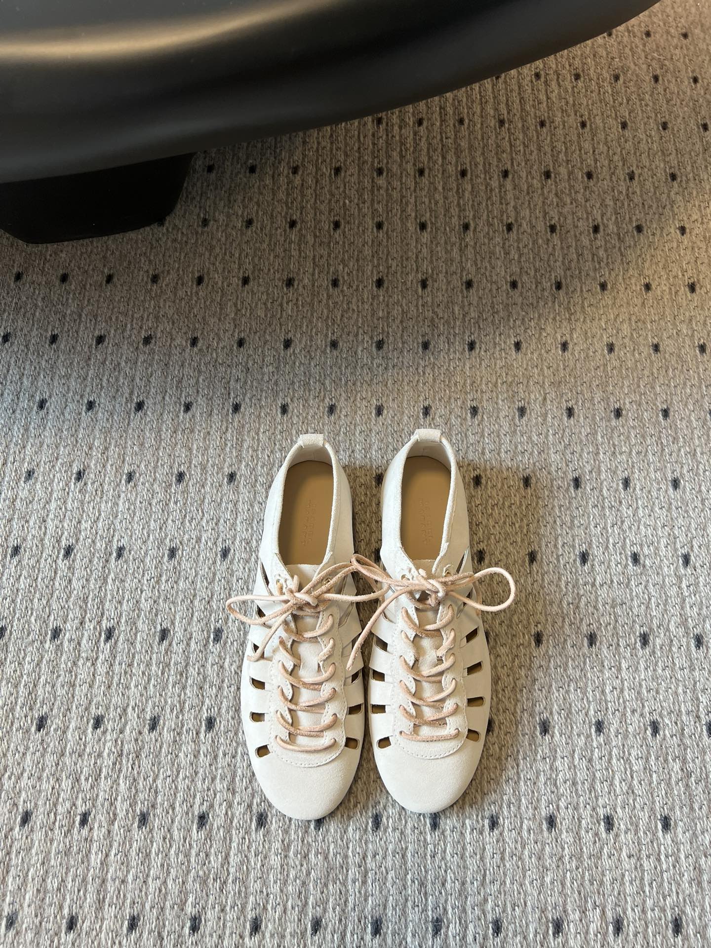 NO:783791,Isabel Maran*26ss retro hollowed-out Roman sandals. Suede hollowed-out strapped Roman sandals have a sense of relaxation engraved in the bones. They are hand-cut and hollowed out, breathable and not stuffy to the feet. They can keep you fresh throughout the spring and summer. The delicate suede surface has a retro charm as you wear it. The round-toe soft sole design makes the upper feet soft and elastic without grinding the feet. You will not feel tired after walking all day.  Four colors: off-white/caramel/khaki/navy blue, a pair of shoes suitable for all styles, easy to combine French retro style with daily commuting. Cow suede upper, cowhide lining, genuine leather outsole, size 35-40 (customized size 40 is non-refundable) 120, sandals, sandals, cowhide, chamois leather, Leather soles19860909Isabel Maran*26ss复古镂空罗马凉鞋 麂皮镂空绑带罗马凉鞋,是刻在骨子里的松弛感,手工镂空剪裁,透气不闷脚,承包整个春夏的清爽 细腻麂皮绒面,越穿越有复古韵味,圆头软底设计,上脚软弹不磨脚,暴走一天都不累. 米白/焦糖/卡其/藏青四色,适配所有穿搭风格一双鞋,轻松拿捏法式复古与日常通勤的双重体面. 鞋面牛反绒 内里牛皮 大底真皮大底 size35-40码（40码定制不退换） 120,凉鞋,sandals,cowhide,chamois leather,Leather soles,Women's Shoes