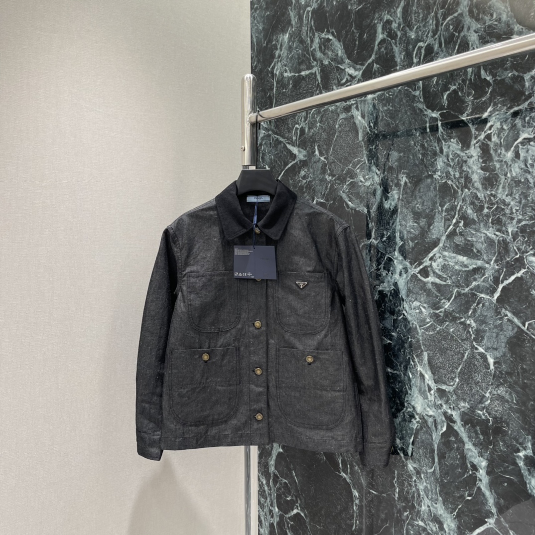 NO:778491,The highest version on the market, the girl inspects the goods, trims the three marks on the threads, and delivers the goods. You can post pictures and take videos. If you want quality and service, add me on WeChat. We will not accept urgent orders. PD 26 spring and summer new style lapel work jacket. Made of dark gray washed color, full of retro texture. Lapel + metal button + four pocket design, practical and stylish. The triangle logo on the chest is very recognizable! The loose version and dropped shoulder design are comfortable to wear and not flattering on the figure.  It is OK to wear alone in spring and autumn or as an inner layer in winter. It can easily create a retro fashion atmosphere. One color is available in SML, Prada-clothing, prada, jackets & coats,19860909市面最高版本小妹验货、修剪线头上三标、发货可发图及拍视频,要品质要服务的加我微信,不接急单. PD 26春夏新款 翻领工装外套 采用深灰水洗颜色 复古肌理感满满 翻领+金属纽扣+四口袋设计 实用又有型 胸前三角Logo超有辨识度!版型宽松 落肩设计 穿着舒适不挑身材 春秋单穿或冬季内搭都很OK 轻松打造复古时尚氛围感.一个色现货SML,普拉达-服装,prada,jackets & coats,,Women's clothing