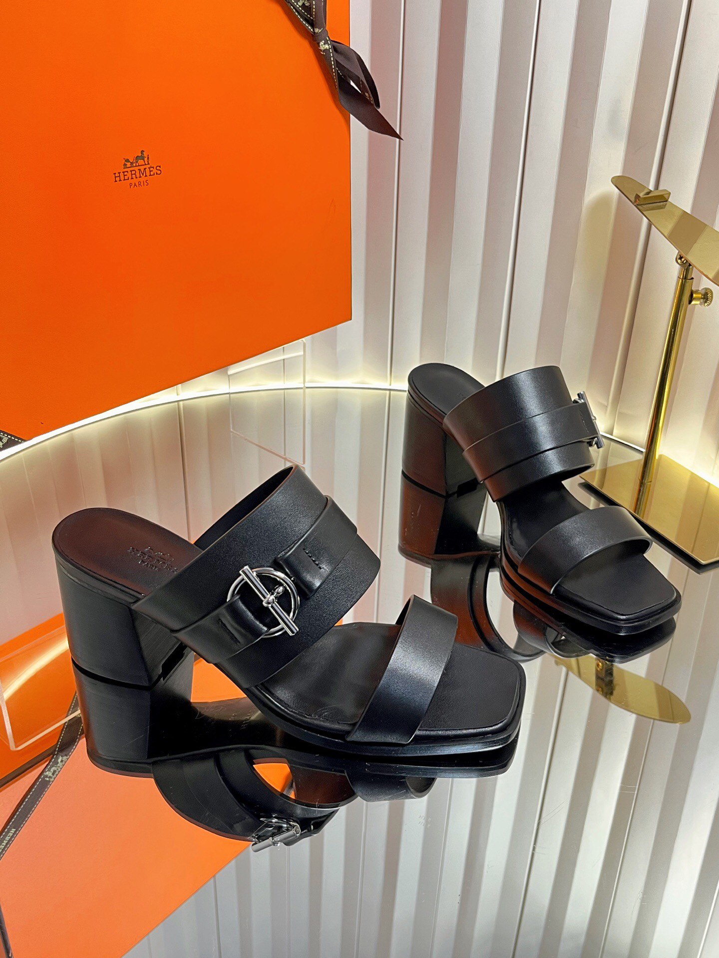 NO:789798,H's classic kelly buckle high-heeled slippers/sandals have a super correct shape and are thicker to make your legs look longer!  Breathable and comfortable calf leather, classic and durable style, high-looking on the feet, thick heels and comfortable to wear!  Create a fashionable and feminine style. Heel height: 6cm. Color matching for spring and summer. This item is both beautiful and comfortable!  size 35-40 (41 customized), high heels and slippers, sandals, high heels, slippers, cowhide19860909H家经典kelly扣高跟拖鞋/凉鞋 版型超正,有一定厚度增高显腿长！ 透气舒适的小牛皮,款式经典耐穿,上脚颜值高,粗跟穿着舒适！打造时尚柔美风格 跟高:6cm 春夏拼色兼具颜值舒适度的单品！ size 35-40（41定做）,高跟鞋拖鞋,sandals,high heels,slippers,cowhide,Women's Shoes