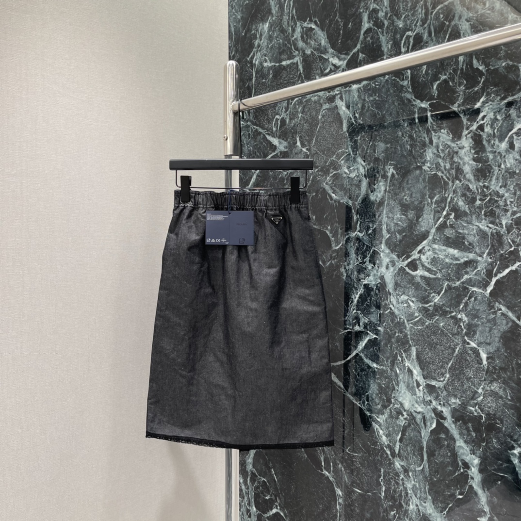 NO:778496,The highest version on the market, the girl inspects the goods, trims the three marks on the threads, and delivers the goods. You can send pictures and videos. If you want quality and service, please add me on WeChat. We will not accept urgent orders. PD 26 spring and summer new style lace skirt. Elastic waist design is super comfortable. Suitable for a variety of body shapes. The skirt is embellished with lace. Full details. The straight cut modifies the leg shape. It can be easily controlled in daily commuting. The triangular logo shows the brand sense in a low-key manner. It is practical and has a sense of design.  A must-have for fashionable girls! One-color spot SML, Prada-clothing, prada, skirts,19860909市面最高版本小妹验货、修剪线头上三标、发货可发图及拍视频,要品质要服务的加我微信,不接急单. PD 26春夏新款 蕾丝花边半身裙 松紧腰设计超舒适 适合多种身材 裙摆蕾丝花边点缀 细节满分 直筒剪裁修饰腿型 通勤日常都能轻松驾驭.三角Logo低调彰显品牌感 实用又有设计感 时髦女孩必入!一个色现货SML,普拉达-服装,prada,skirts,,Women's clothing