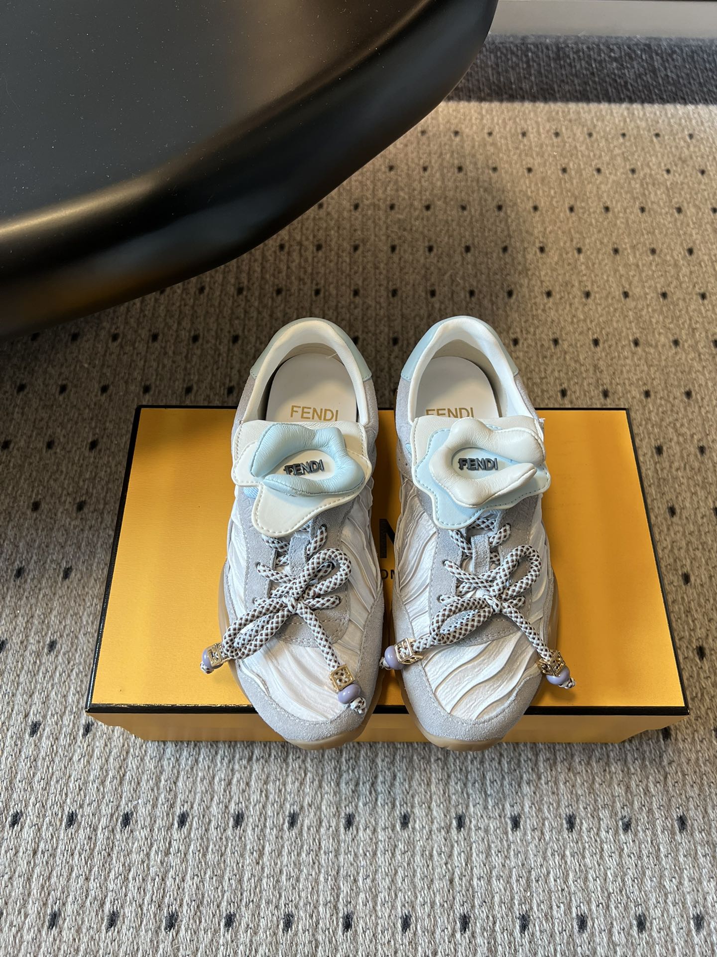 NO:787317,Top version Fendi 26ss early spring new flower flip moral training shoes new flower moral training shoes, sweet girl's spring and summer natal shoes directly become gods!  The iconic flower clamshell tongue design can be flipped or stood up with one click to switch between two styles, adding a sweet and cool feeling. The retro moral shoe style is matched with a thick sole, which makes the legs look longer and smaller in seconds, making it a must-have for a small person. The multi-material splicing technology, the soft sole is extremely comfortable on the feet, and will not wear your feet for a long time, so you can run around without stress for a long time. 4 kinds of dopamine fairy colors can cover your outfits throughout spring and summer. They look good with skirts and trousers, and are suitable for commuting, dating, and going out on the street.  Upper cow suede/cloth, lining cowhide, outsole original molded outsole size 35-40 (customized size 40 is not returnable), heel height 2cm, casual shoes/sports shoes, fendi, sneakers, skirts, cowhide19860909顶级版本 Fendi 26ss早春新款花朵翻盖德训鞋 新款花朵德训鞋,甜妹春夏本命鞋直接封神！标志性花朵翻盖鞋舌设计,可翻可立两种风格一键切换,甜酷感直接拉满.复古德训鞋型搭配厚底,上脚秒显腿长显脚小,小个子天菜无疑.多材质拼接工艺,软底上脚巨舒服,久穿不磨脚,日常暴走无压力. 4种多巴胺神仙配色,承包你一整个春夏的穿搭,配裙配裤都好看,通勤、约会、出街全场景适配. 鞋面牛反绒/布 内里牛皮 大底原版开模大底 size35-40码（40码定制不退换） 跟高2cm,休闲鞋/运动鞋,fendi,sneakers,skirts,cowhide,Women's Shoes