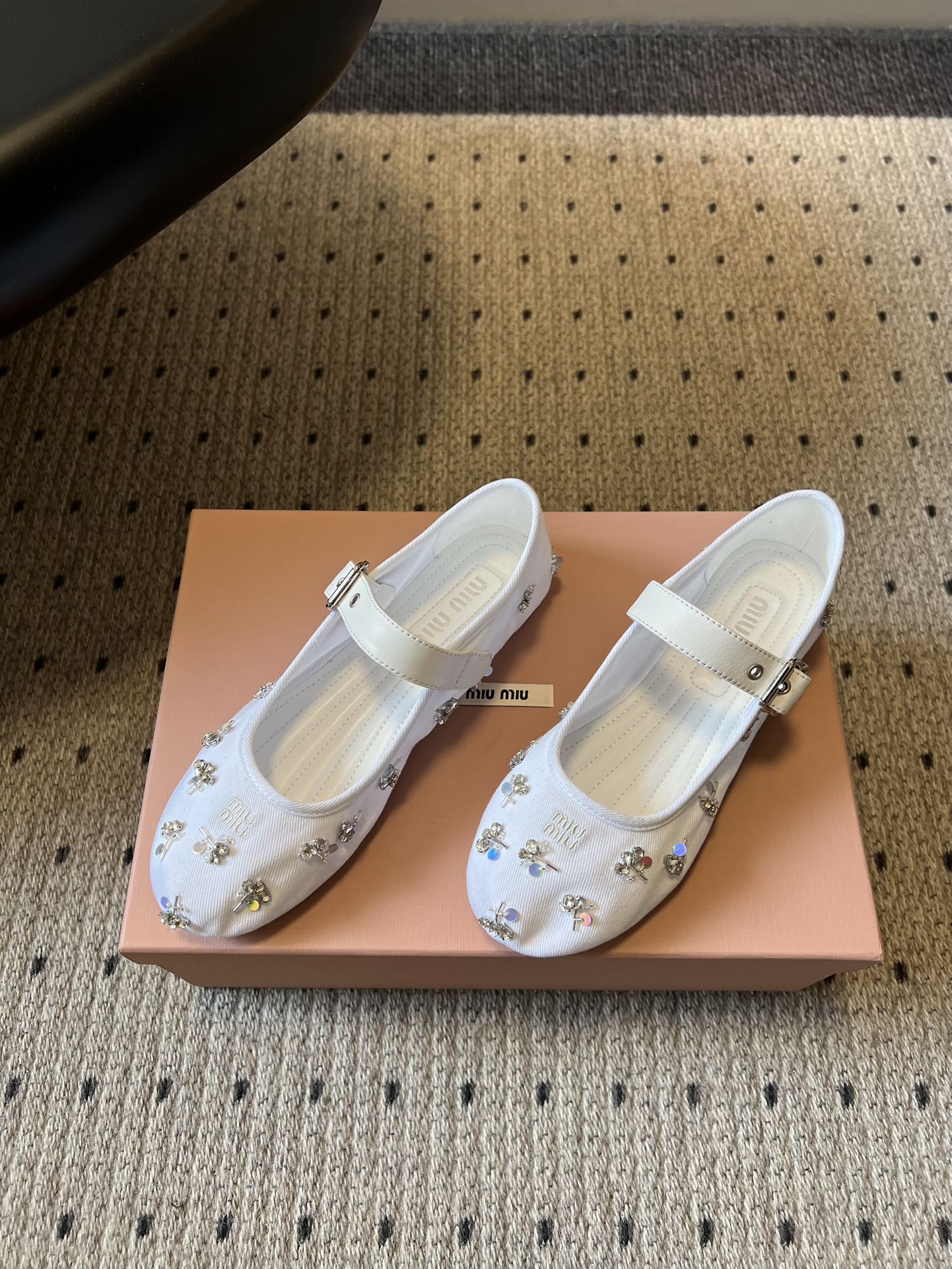 Miu Mi* 26ss 早春新款水钻玛丽珍鞋满幅水钻+立体小花装饰，上脚就是行走的发光体一字扣带设计温