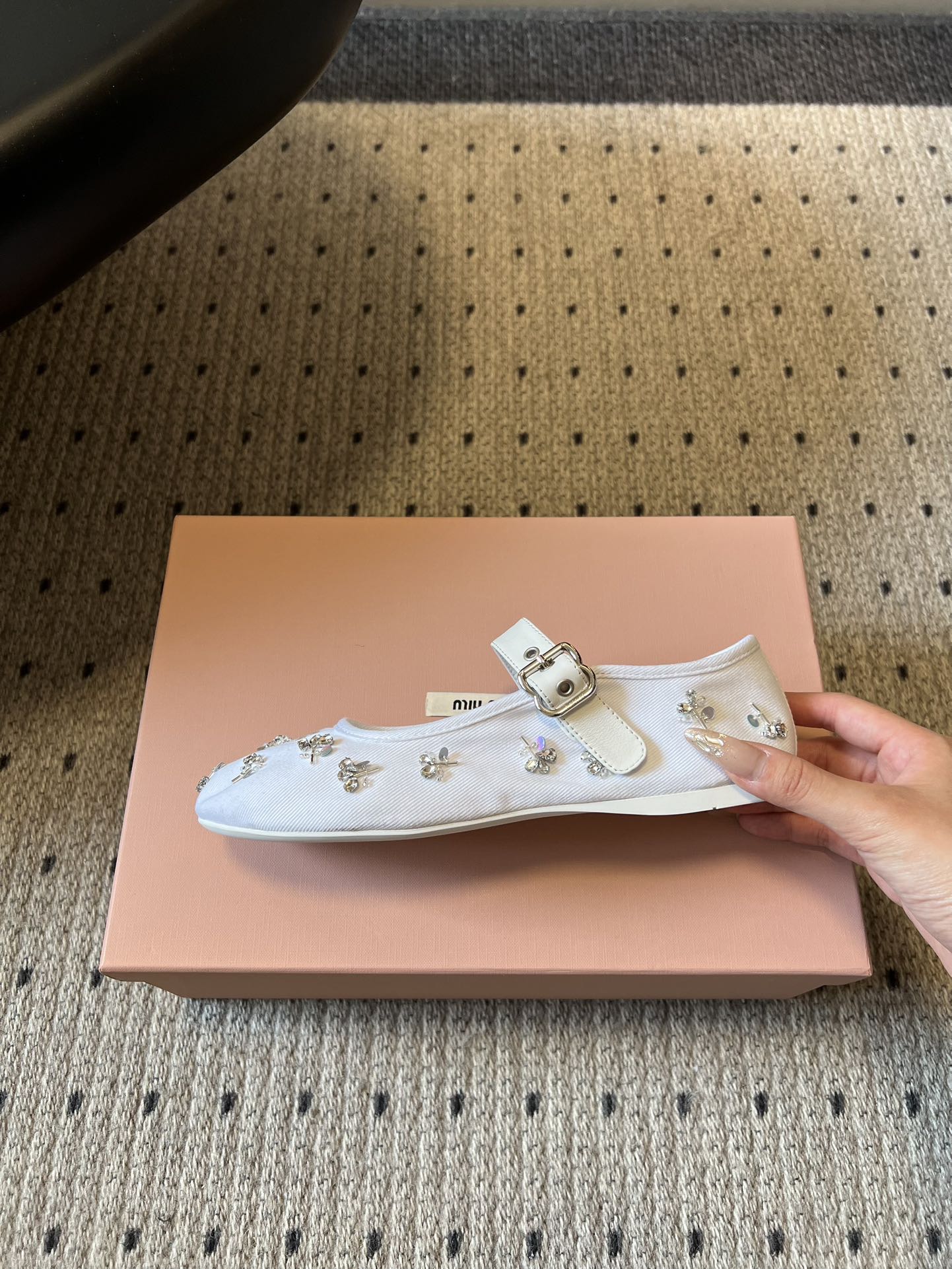 Miu Mi* 26ss 早春新款水钻玛丽珍鞋满幅水钻+立体小花装饰，上脚就是行走的发光体一字扣带设计温