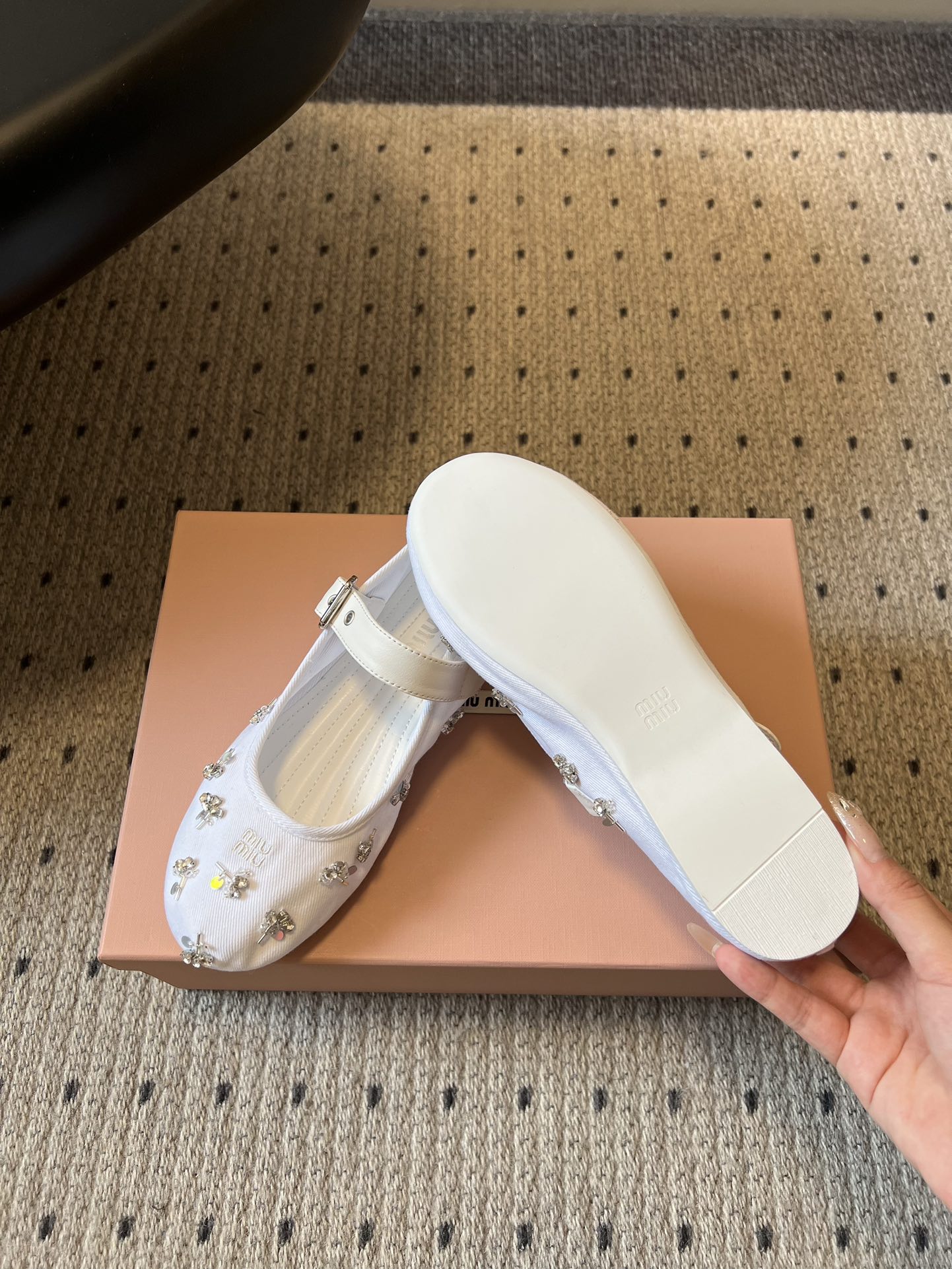 Miu Mi* 26ss 早春新款水钻玛丽珍鞋满幅水钻+立体小花装饰，上脚就是行走的发光体一字扣带设计温