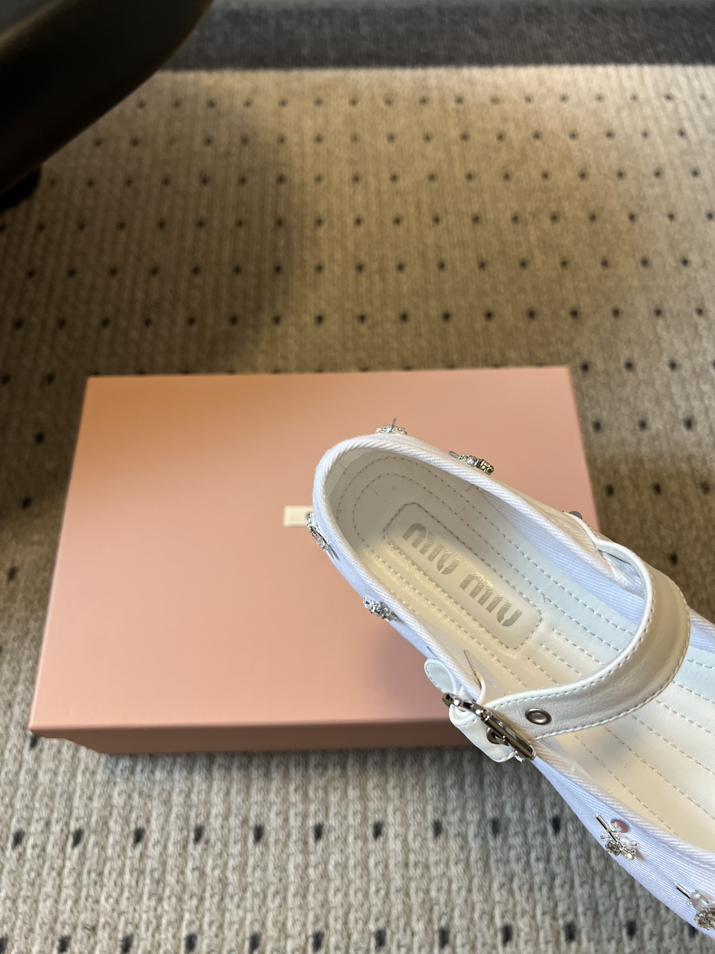 Miu Mi* 26ss 早春新款水钻玛丽珍鞋满幅水钻+立体小花装饰，上脚就是行走的发光体一字扣带设计温