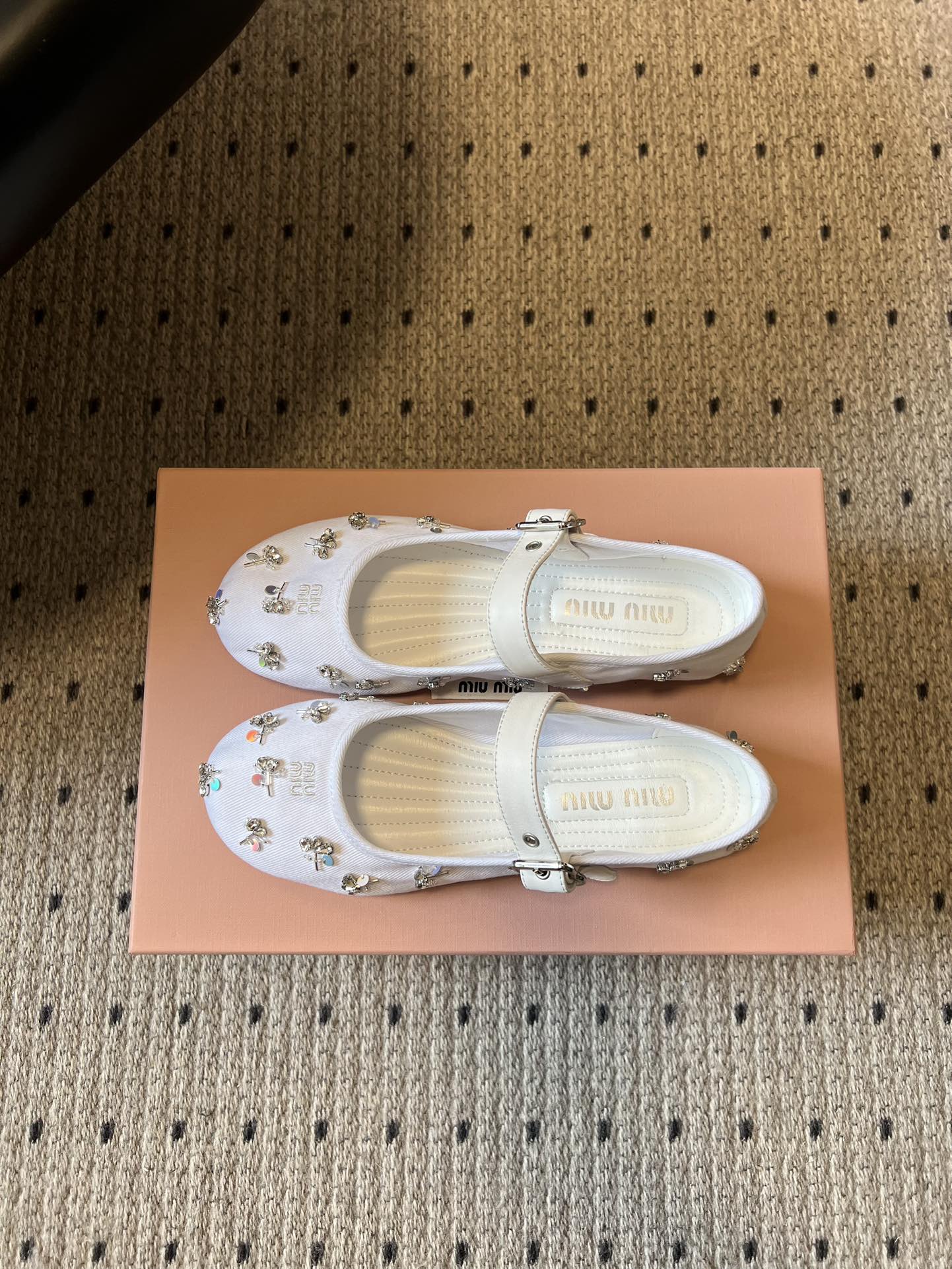 Miu Mi* 26ss 早春新款水钻玛丽珍鞋满幅水钻+立体小花装饰，上脚就是行走的发光体一字扣带设计温