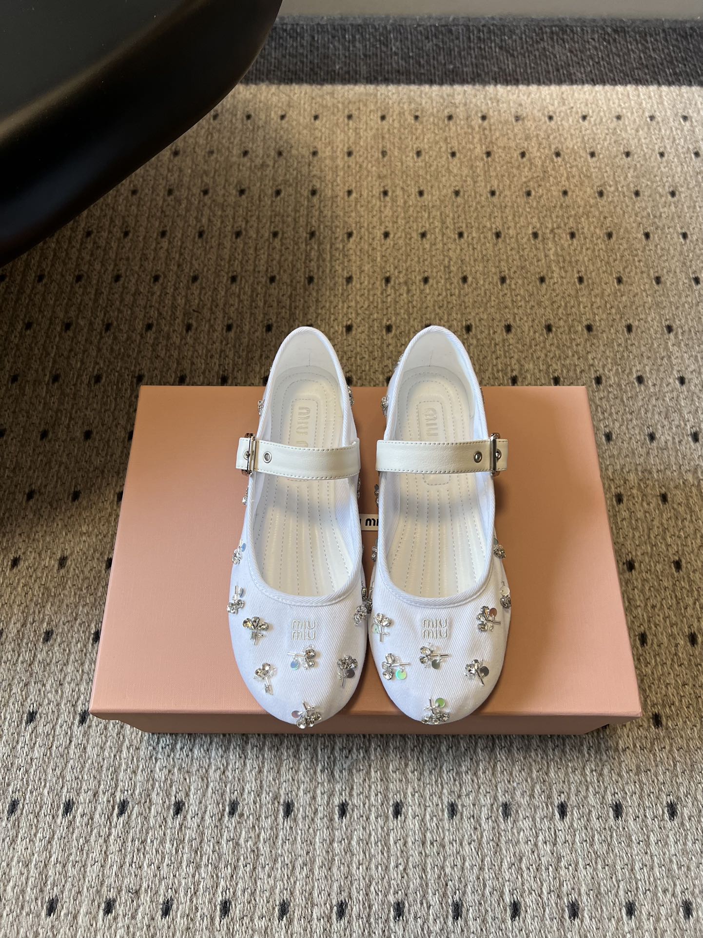 Miu Mi* 26ss 早春新款水钻玛丽珍鞋满幅水钻+立体小花装饰，上脚就是行走的发光体一字扣带设计温