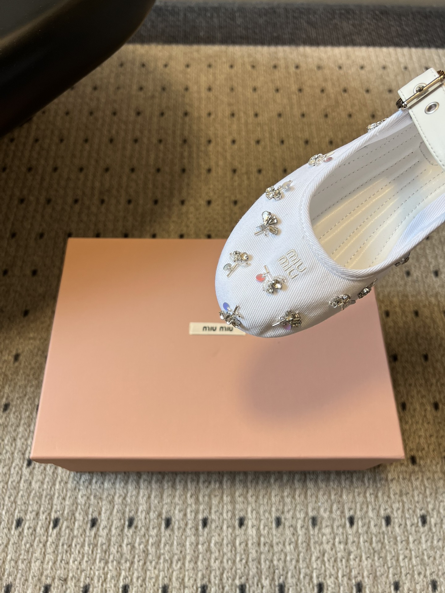 Miu Mi* 26ss 早春新款水钻玛丽珍鞋满幅水钻+立体小花装饰，上脚就是行走的发光体一字扣带设计温