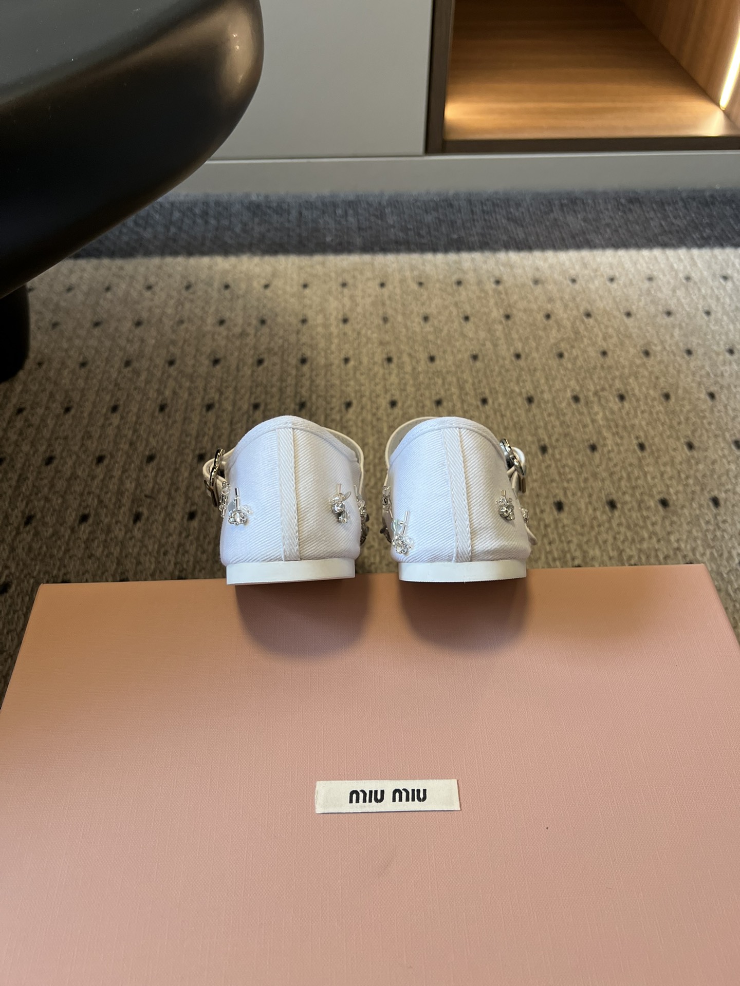 Miu Mi* 26ss 早春新款水钻玛丽珍鞋满幅水钻+立体小花装饰，上脚就是行走的发光体一字扣带设计温