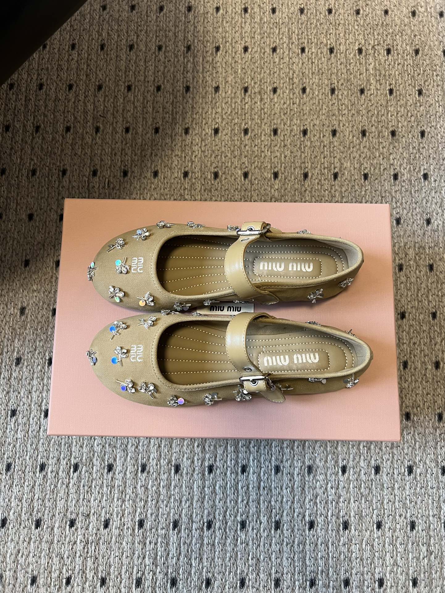 Miu Mi* 26ss 早春新款水钻玛丽珍鞋满幅水钻+立体小花装饰，上脚就是行走的发光体一字扣带设计温