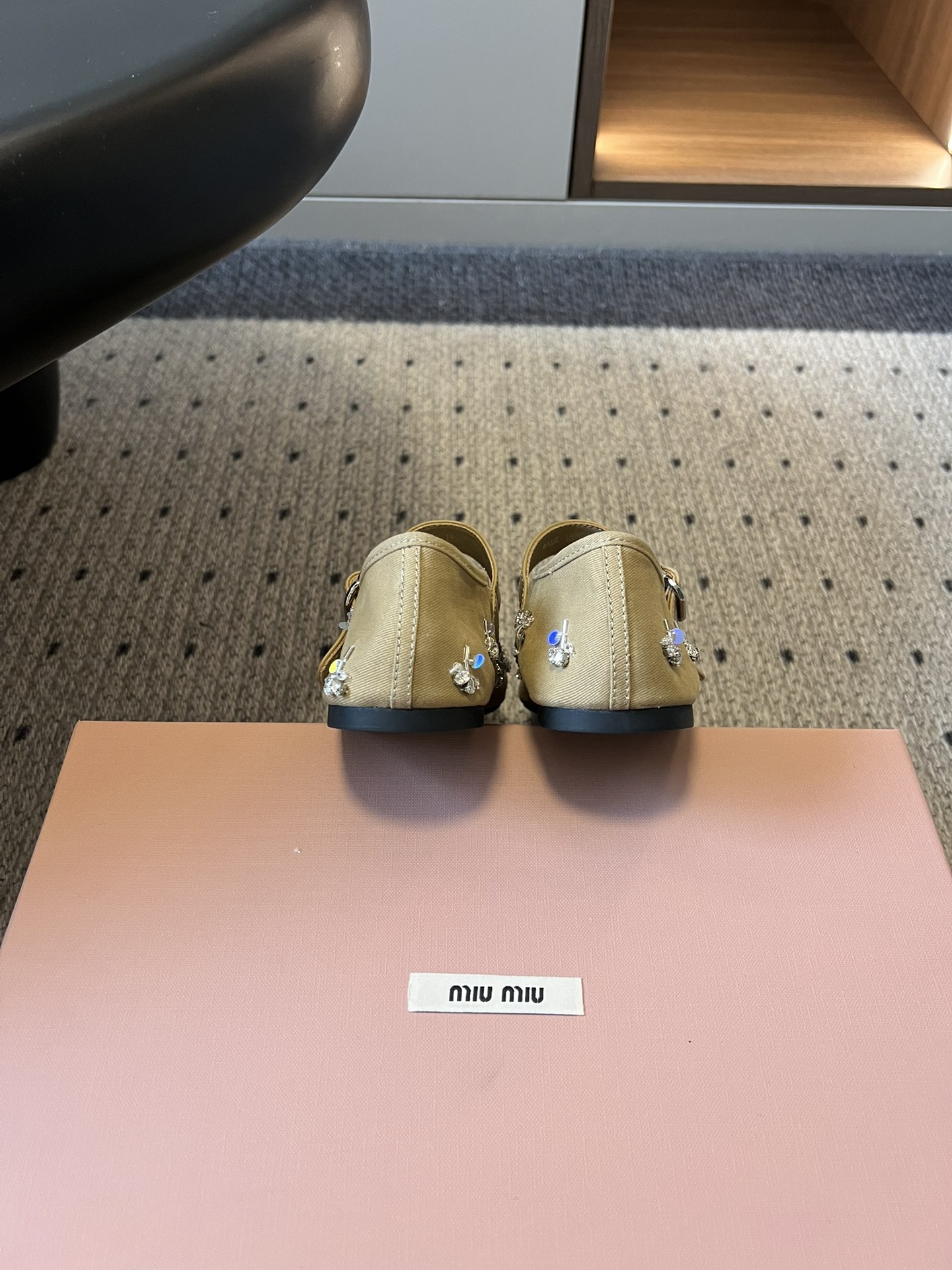 Miu Mi* 26ss 早春新款水钻玛丽珍鞋满幅水钻+立体小花装饰，上脚就是行走的发光体一字扣带设计温