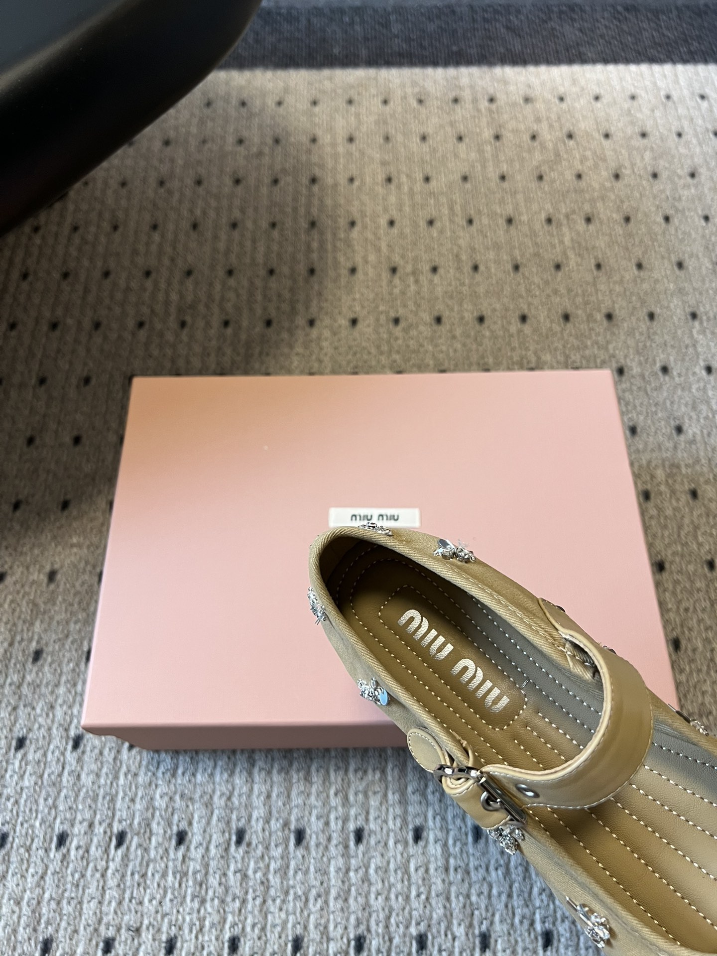 Miu Mi* 26ss 早春新款水钻玛丽珍鞋满幅水钻+立体小花装饰，上脚就是行走的发光体一字扣带设计温