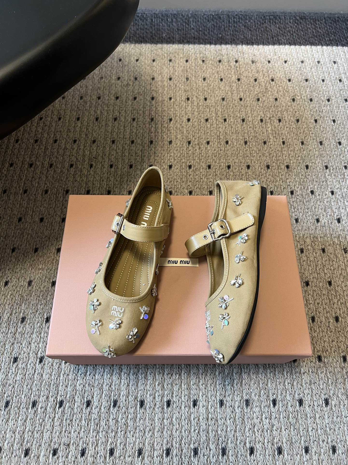 Miu Mi* 26ss 早春新款水钻玛丽珍鞋满幅水钻+立体小花装饰，上脚就是行走的发光体一字扣带设计温