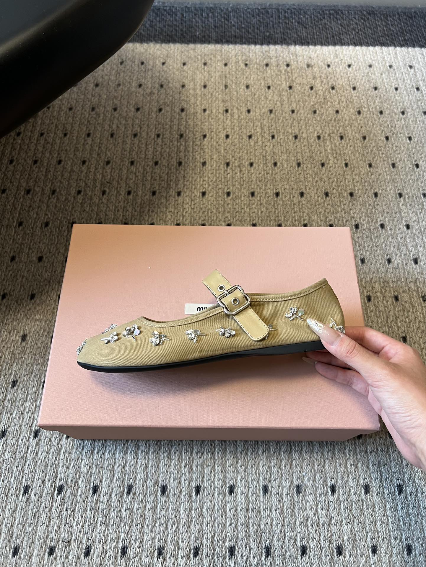 Miu Mi* 26ss 早春新款水钻玛丽珍鞋满幅水钻+立体小花装饰，上脚就是行走的发光体一字扣带设计温