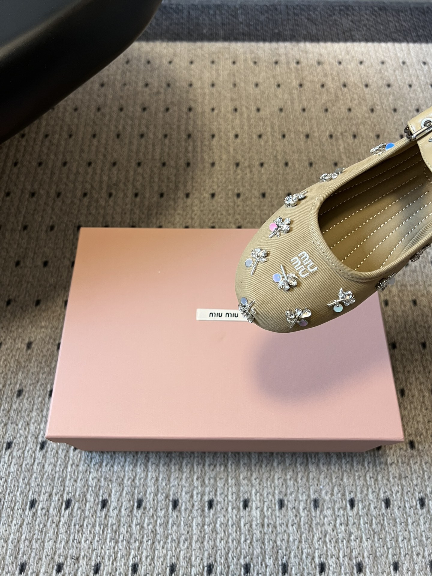 Miu Mi* 26ss 早春新款水钻玛丽珍鞋满幅水钻+立体小花装饰，上脚就是行走的发光体一字扣带设计温