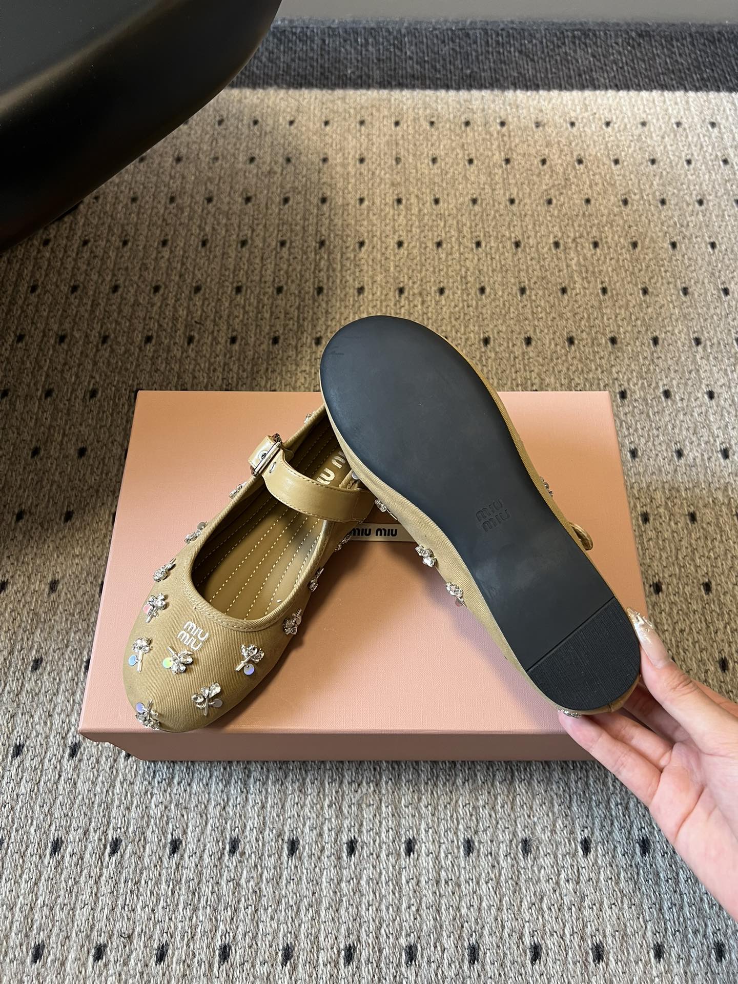 Miu Mi* 26ss 早春新款水钻玛丽珍鞋满幅水钻+立体小花装饰，上脚就是行走的发光体一字扣带设计温